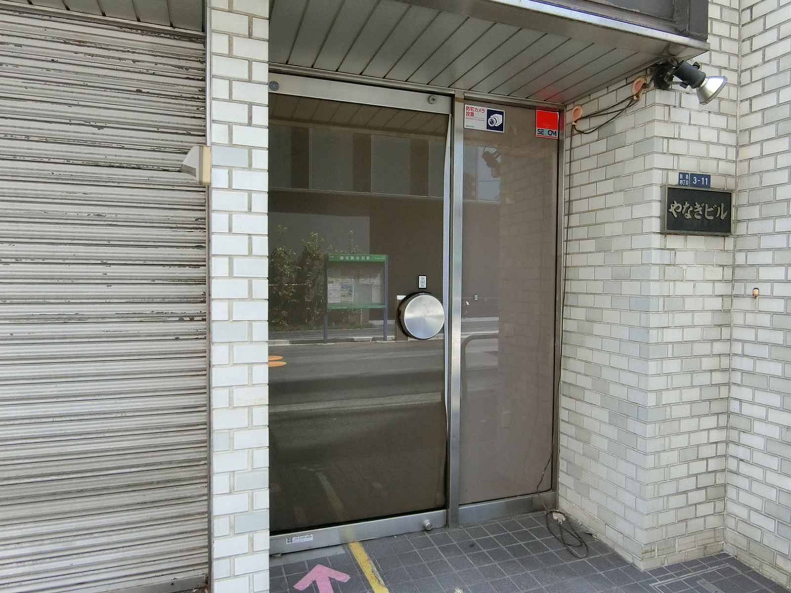 オフィスビル出入口