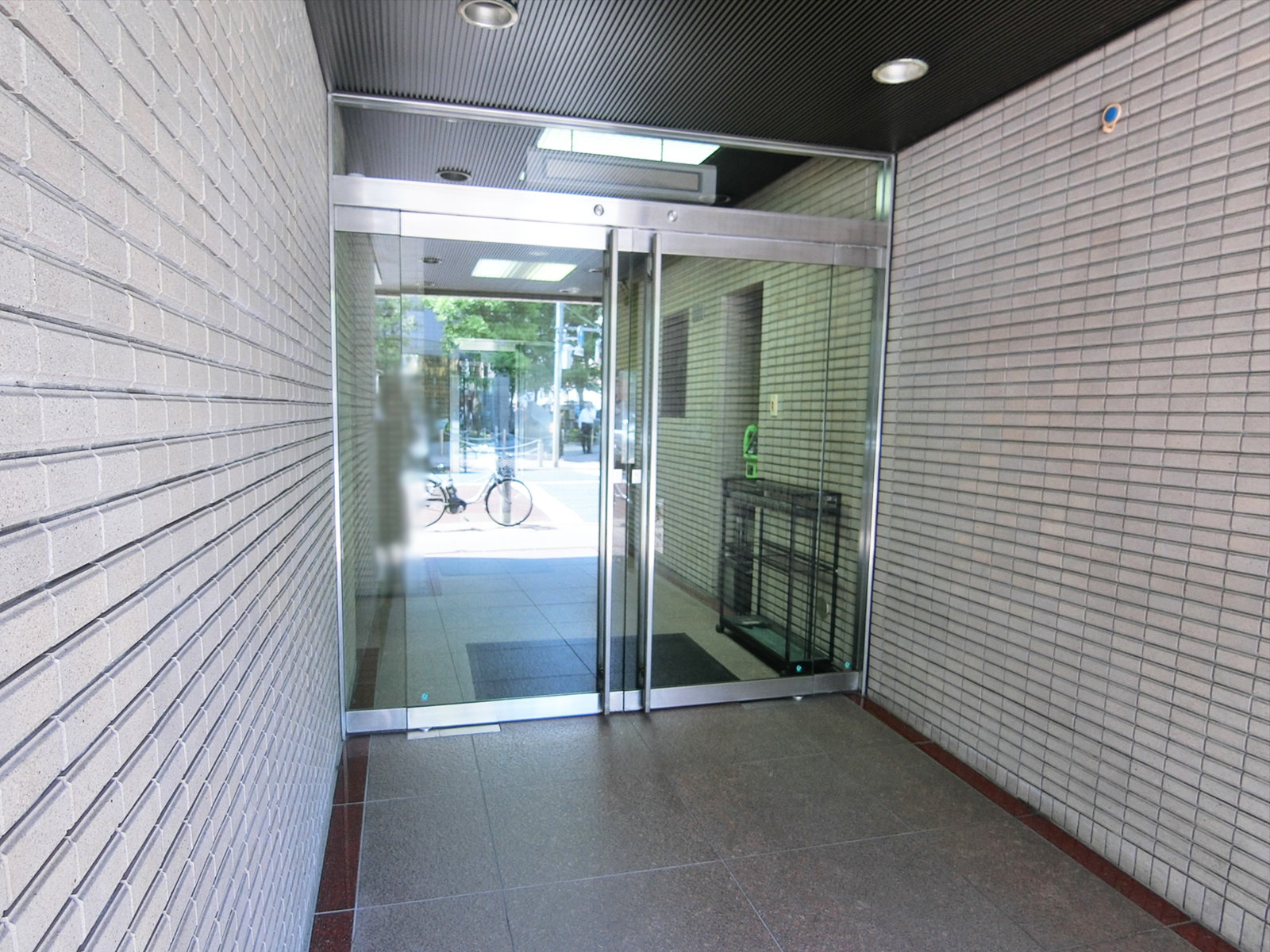 オフィスビル出入口
