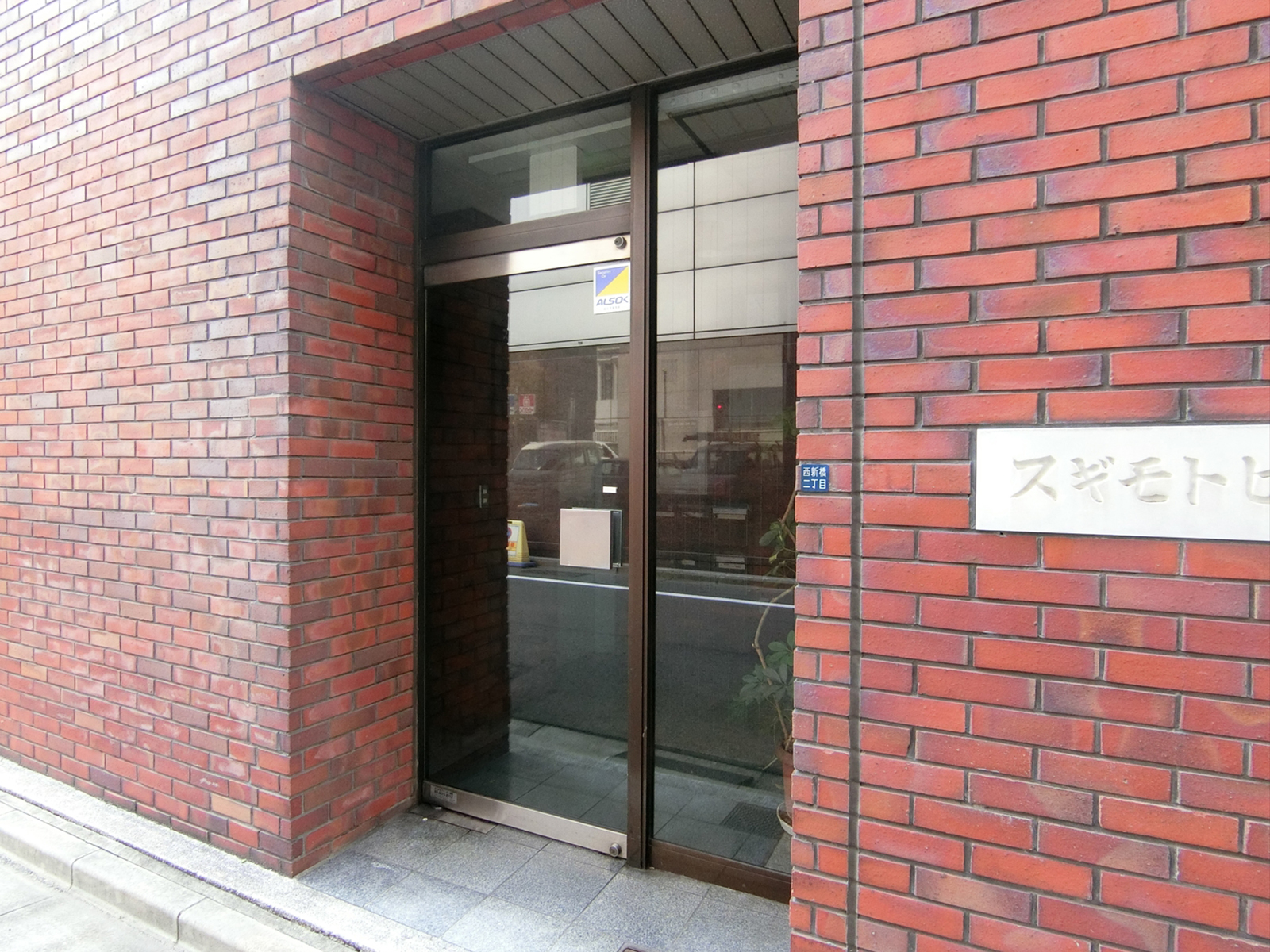 オフィスビル出入口