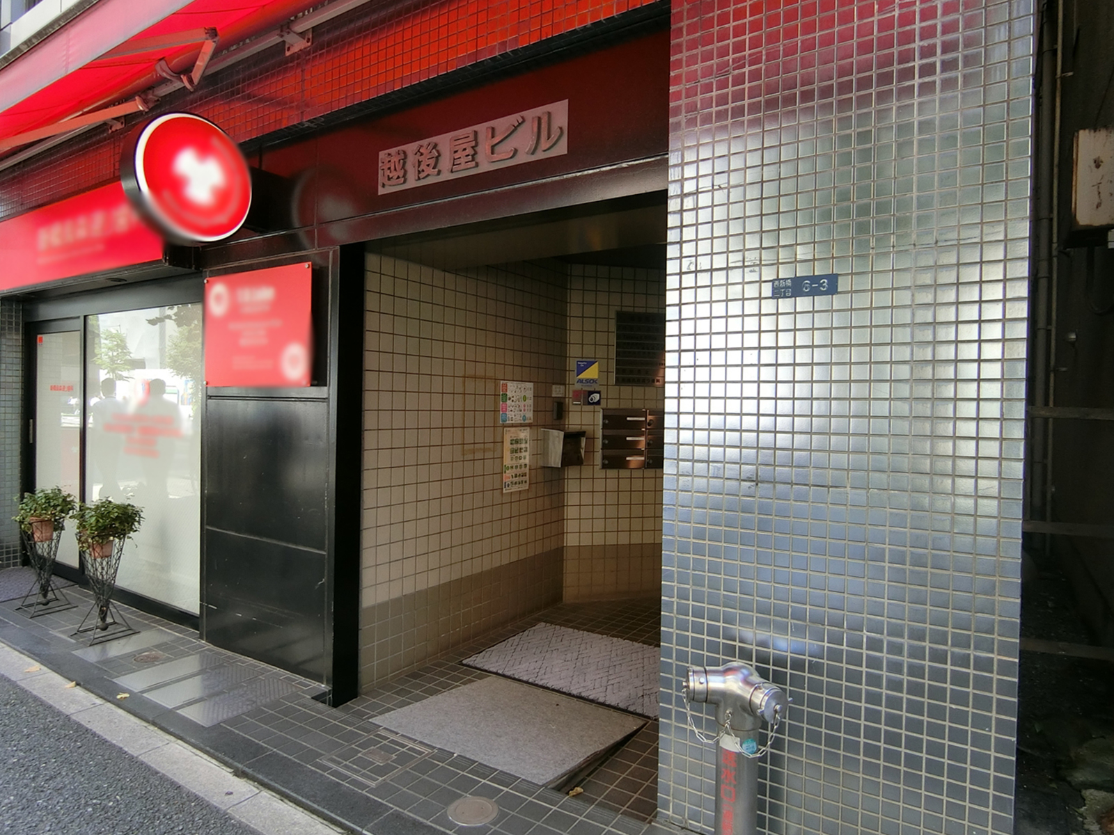 オフィスビル出入口