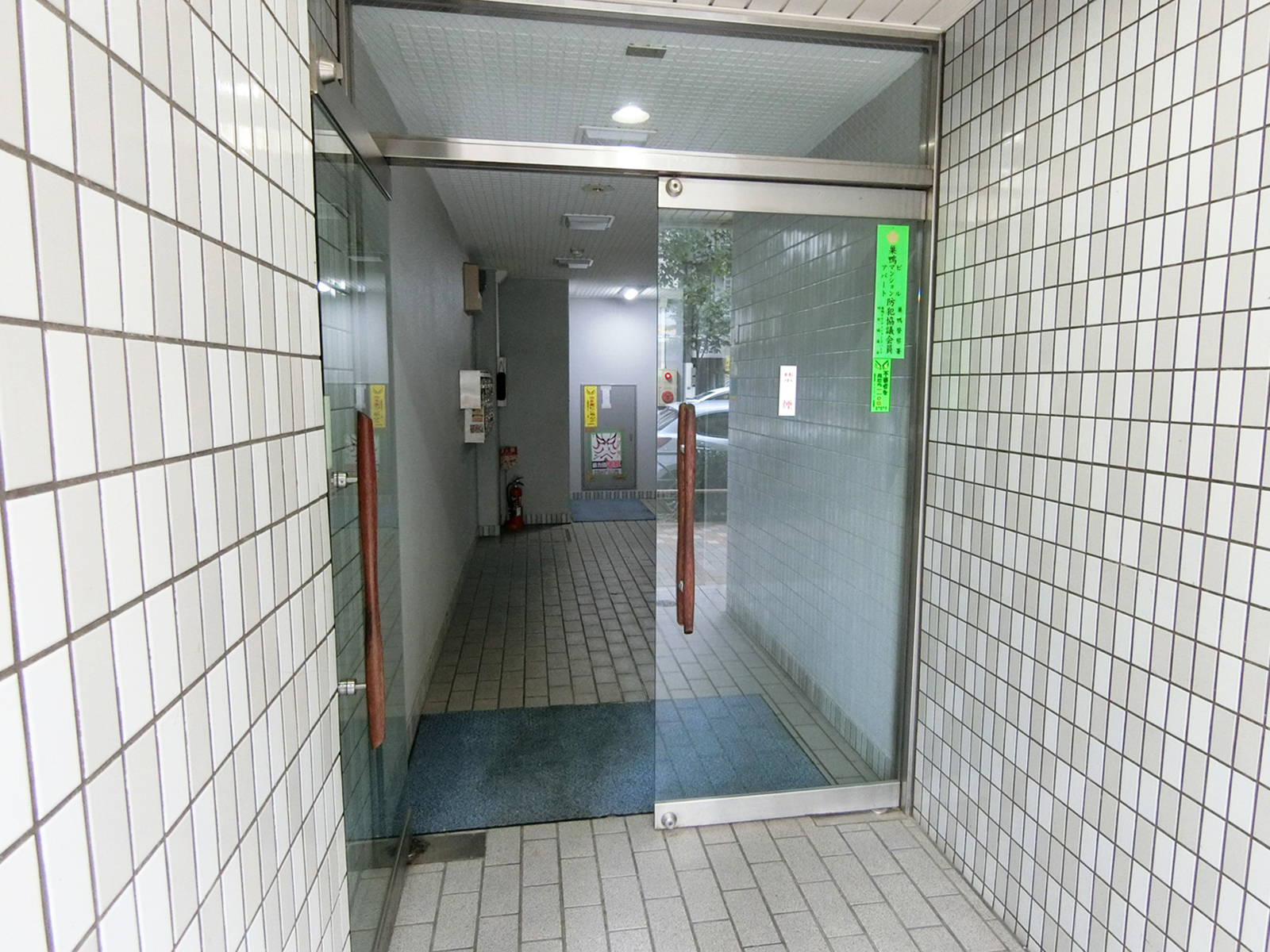 オフィスビル出入口