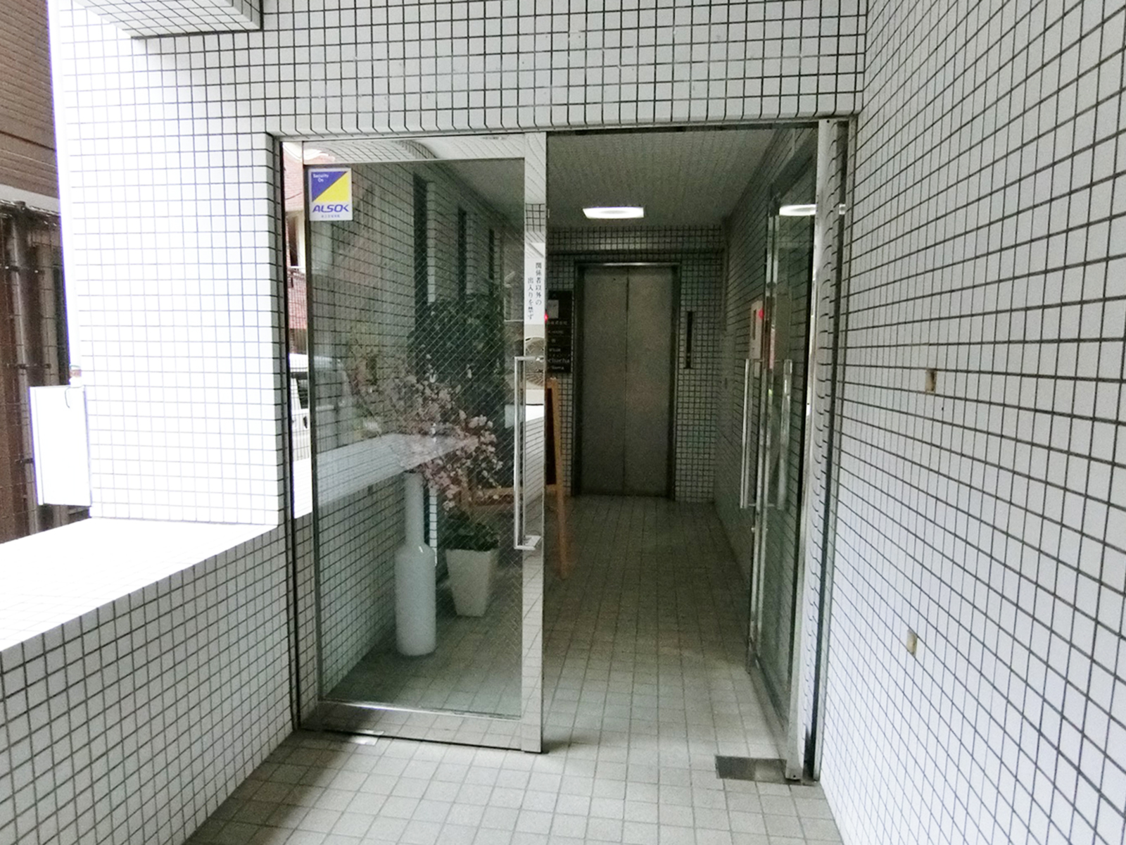 オフィスビル出入口