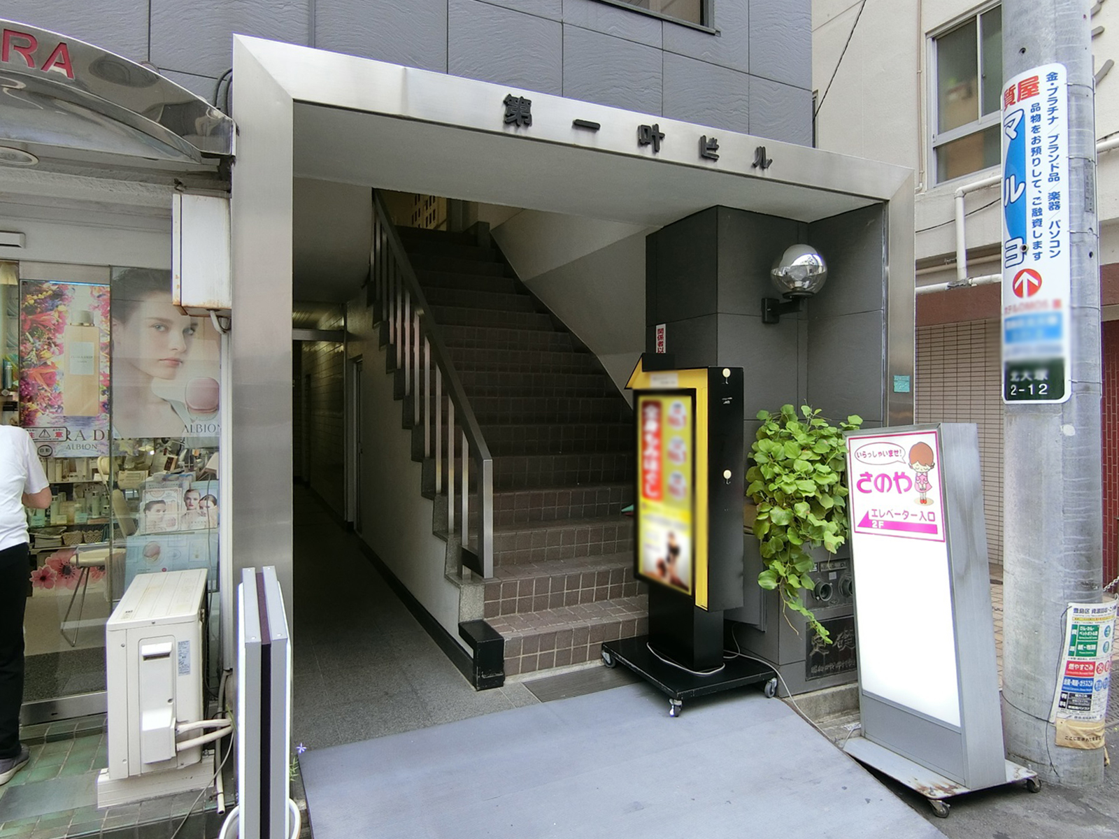 オフィスビル出入口