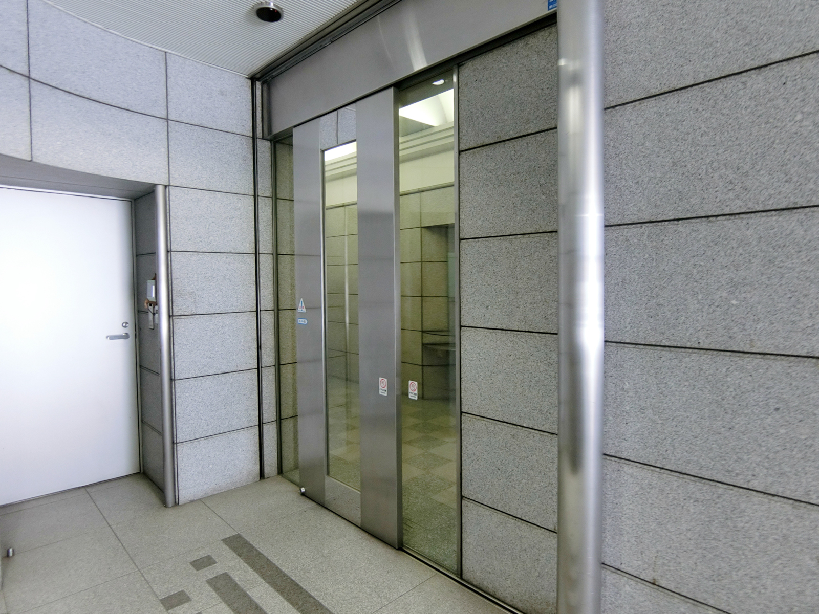 オフィスビル出入り口