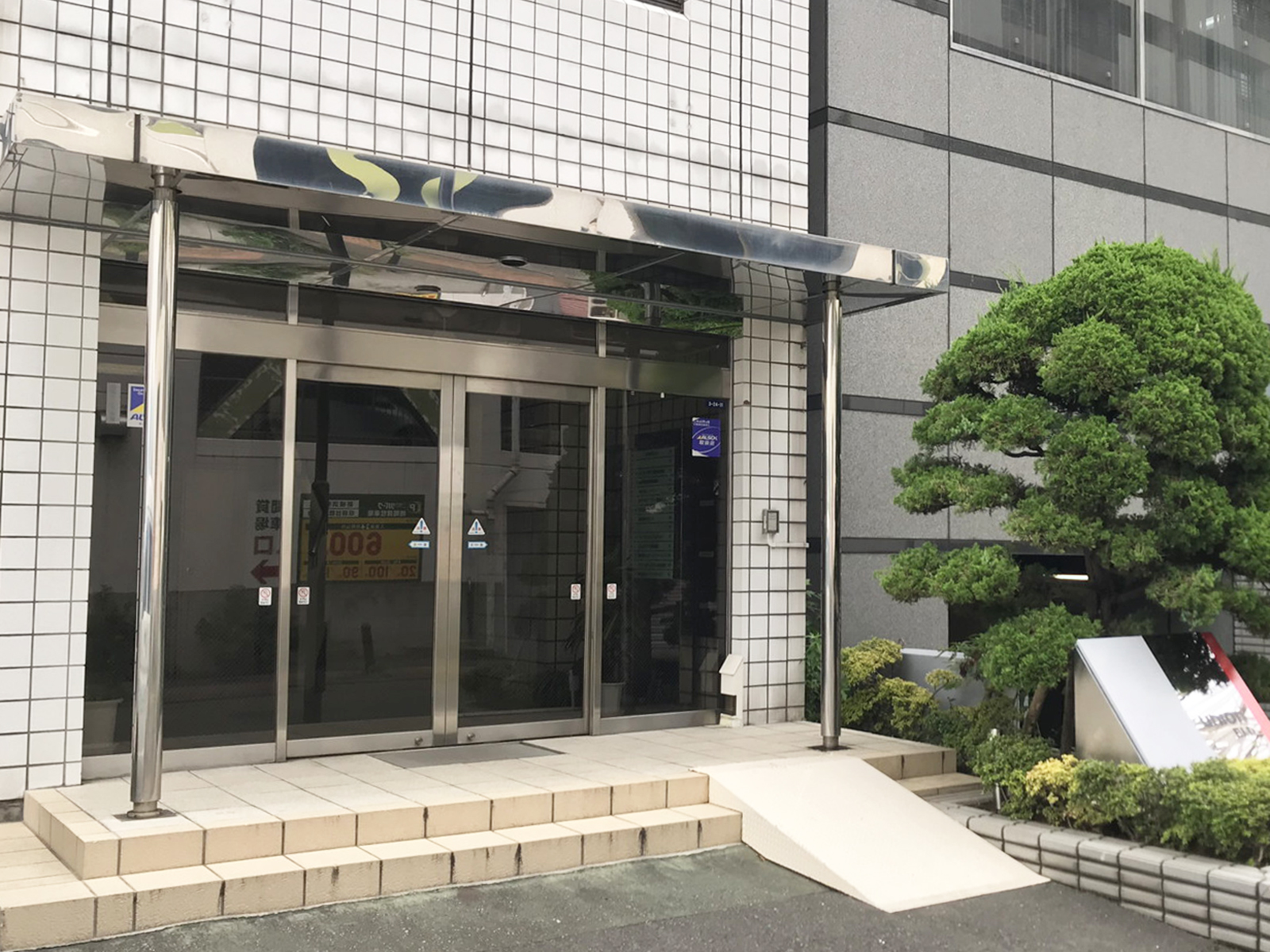 オフィスビル出入口