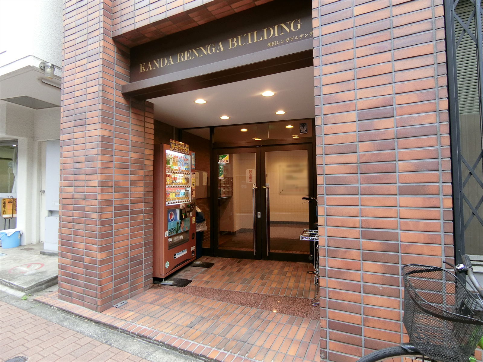 オフィスビル出入り口