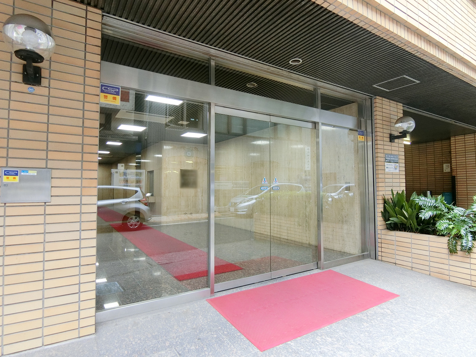 オフィスビル出入り口