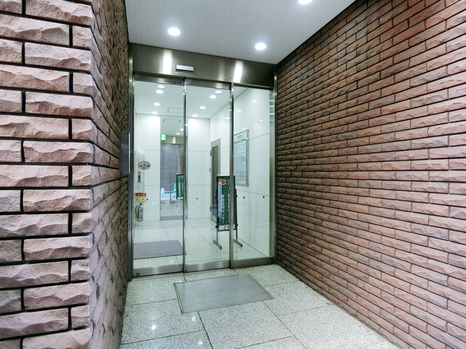 オフィスビル出入口