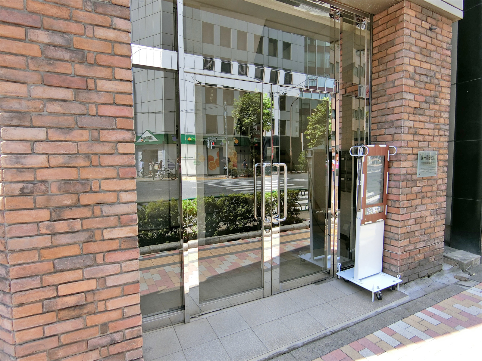 オフィスビル出入口