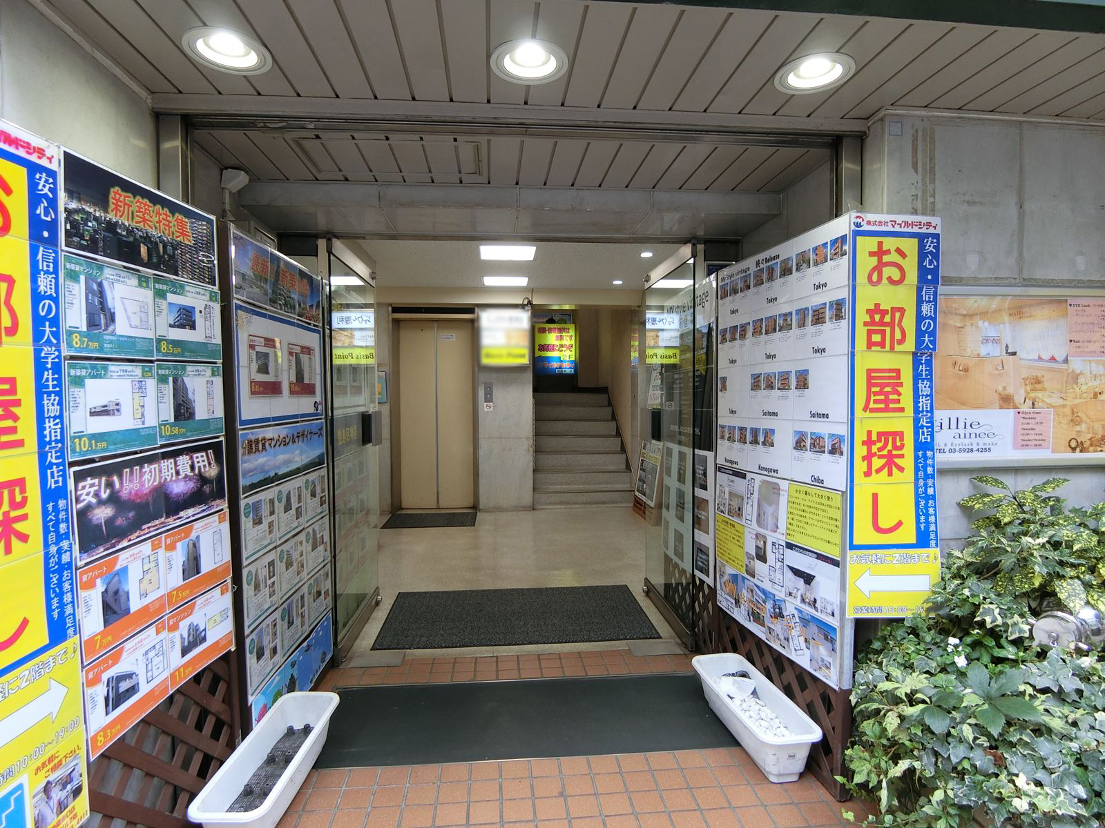 オフィスビル出入口