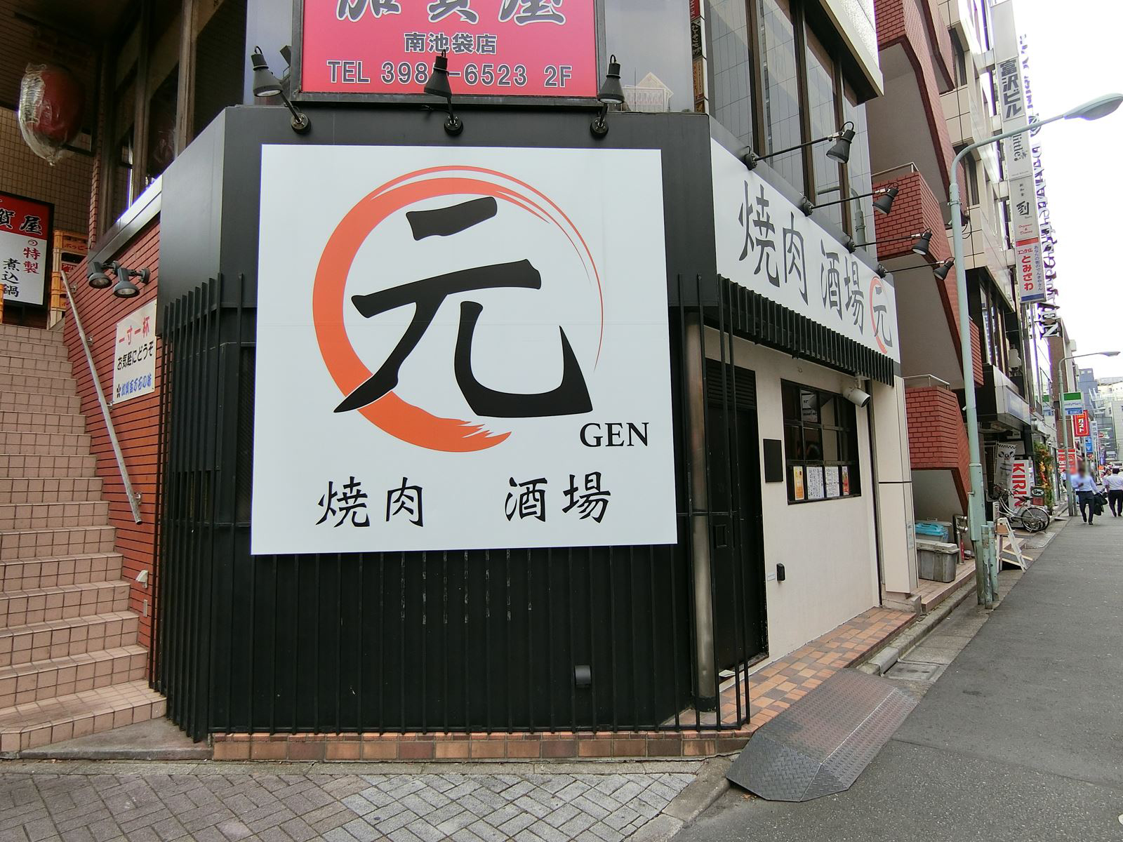 1階飲食店の様子