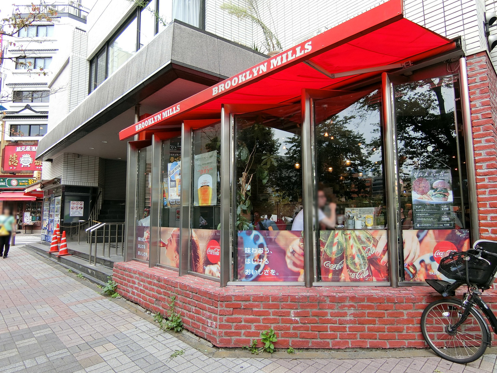1階飲食店の様子