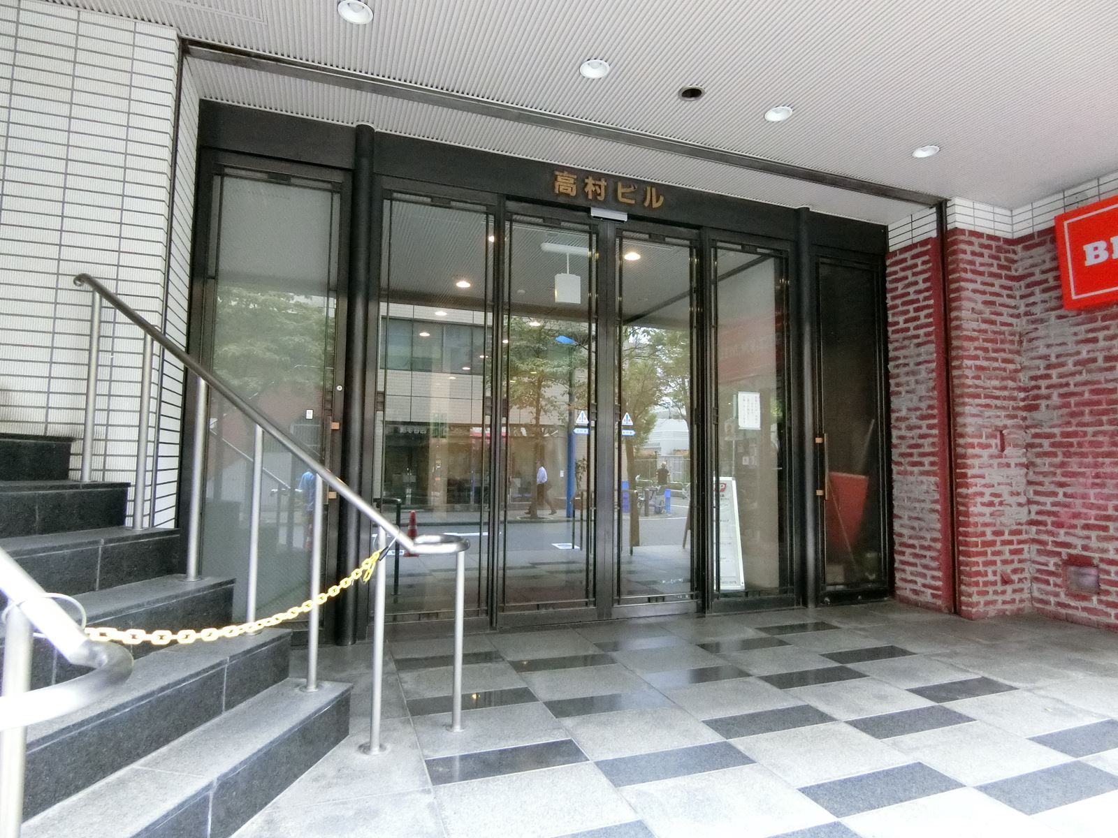 オフィスビル出入口