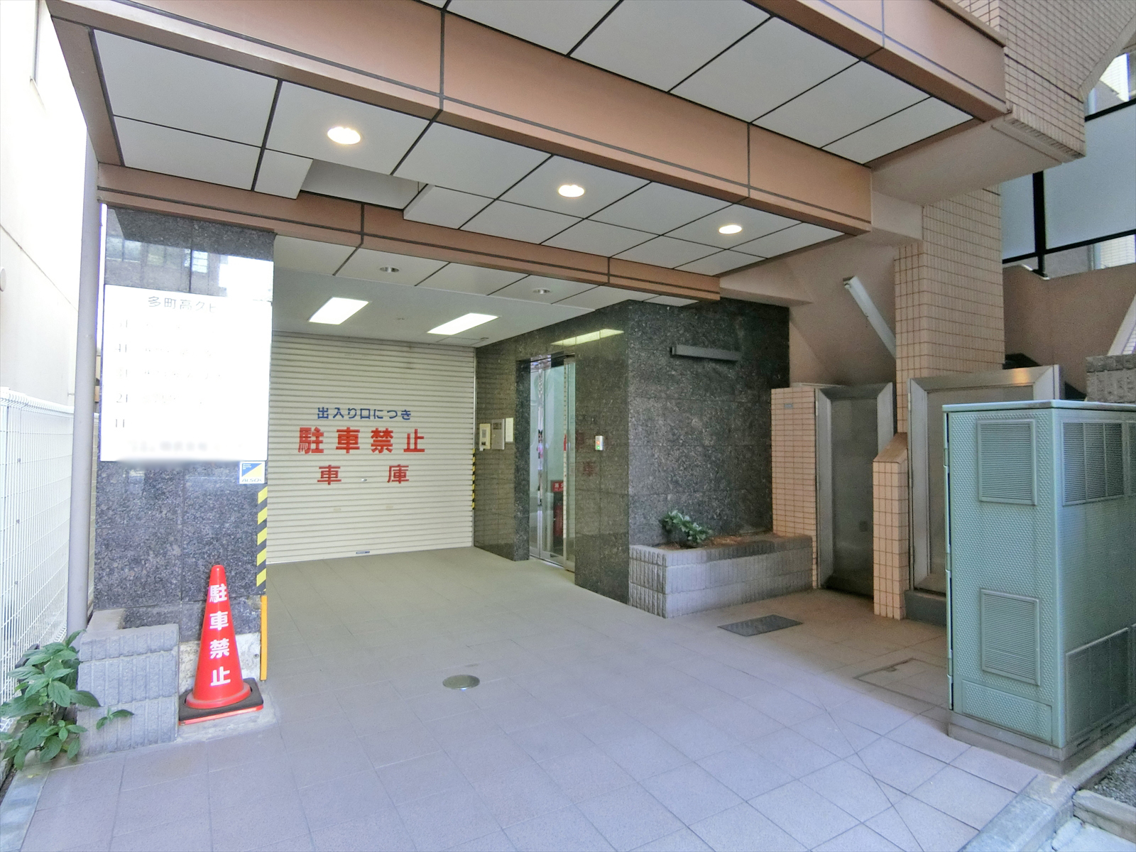 オフィスビル出入口