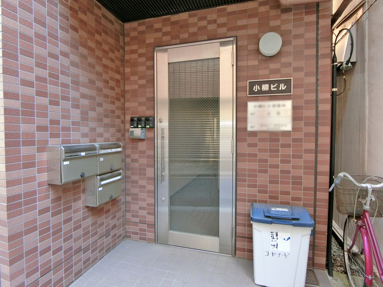 オフィスビル出入口