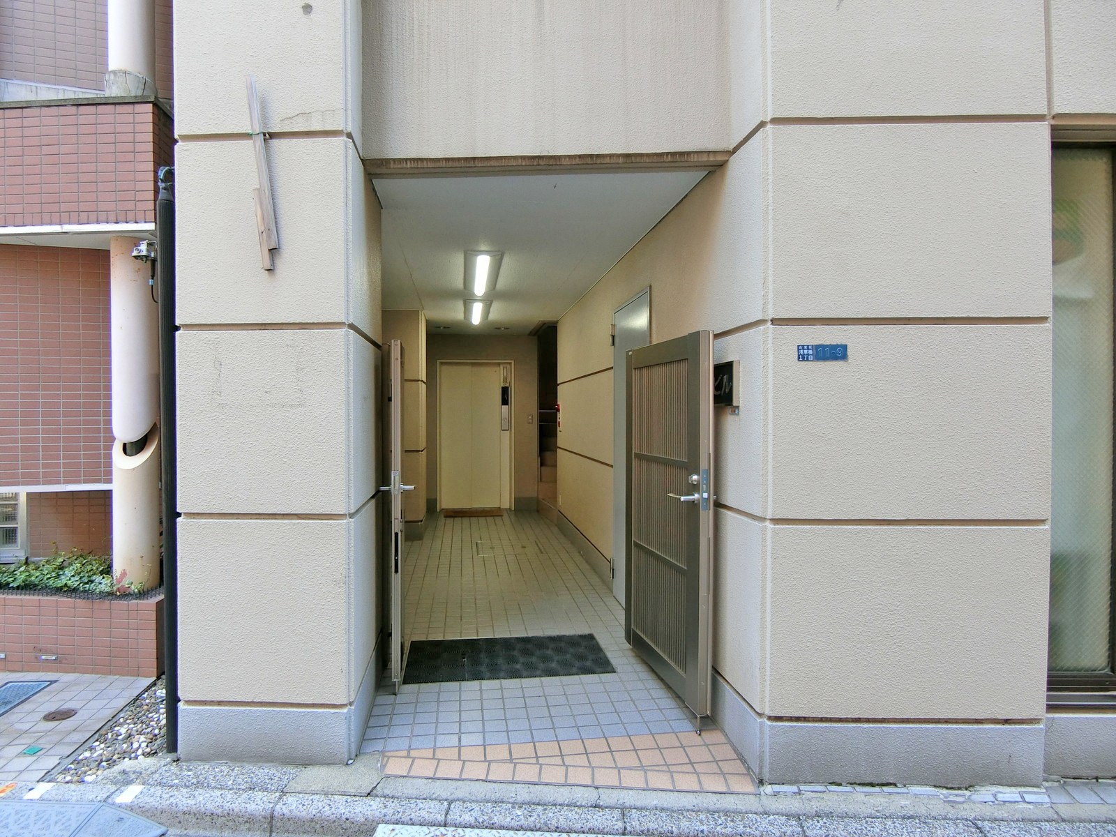 オフィスビル出入口