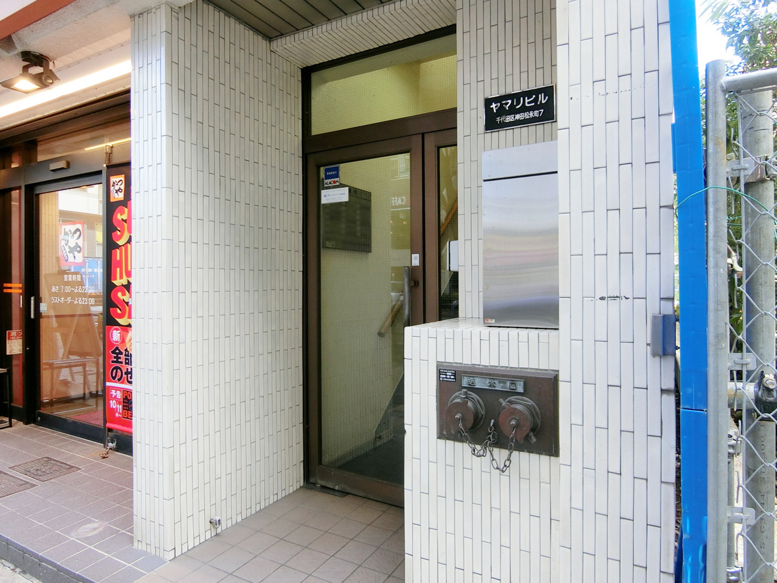 オフィスビル出入口
