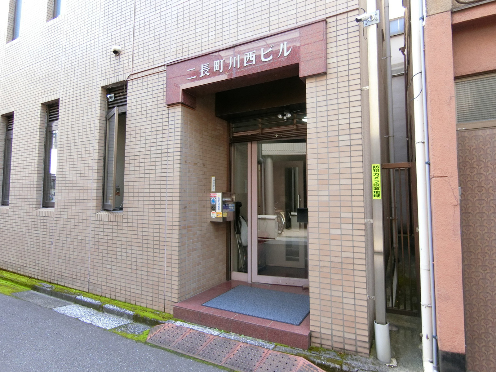 オフィスビル出入口
