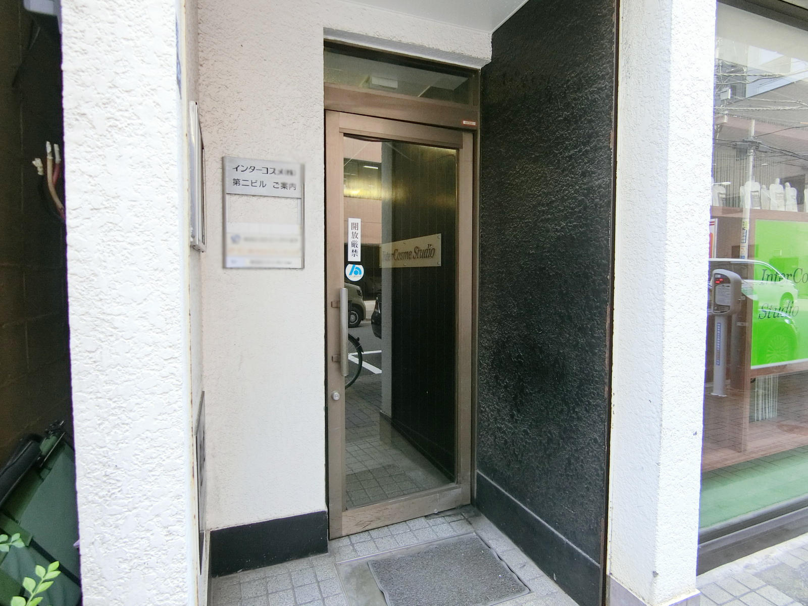 オフィスビル出入口