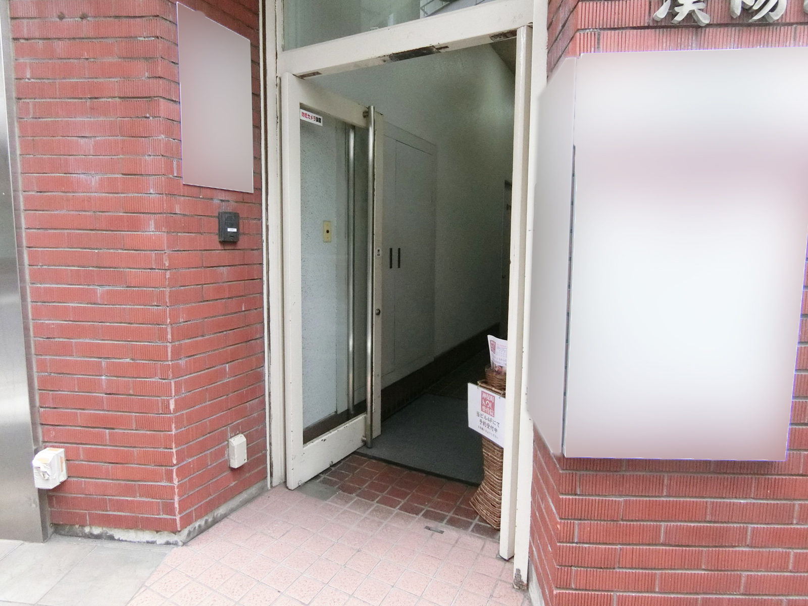 オフィスビル出入口