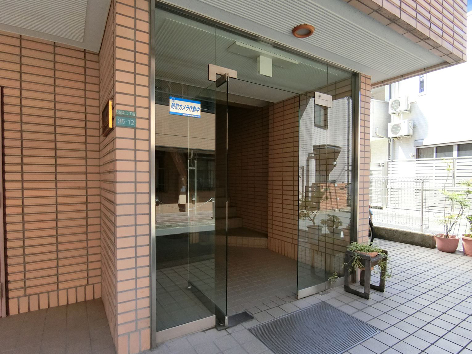 オフィスビル出入口