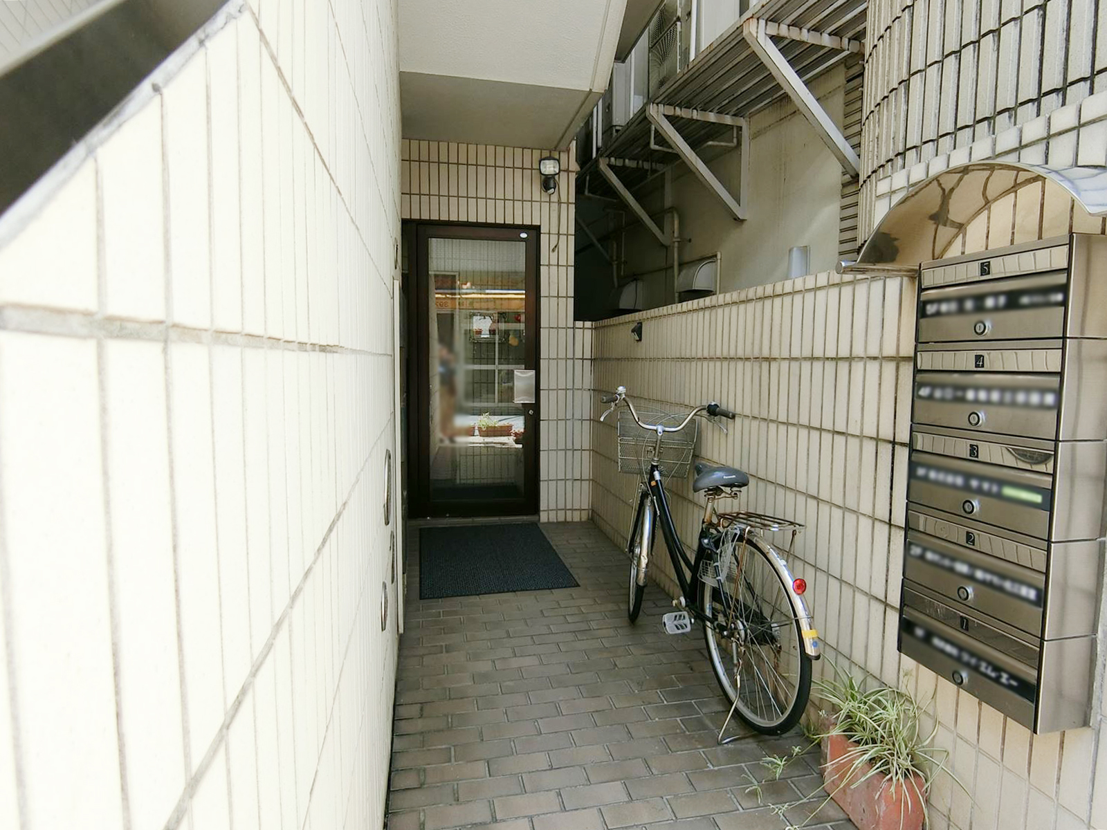 オフィスビル出入口