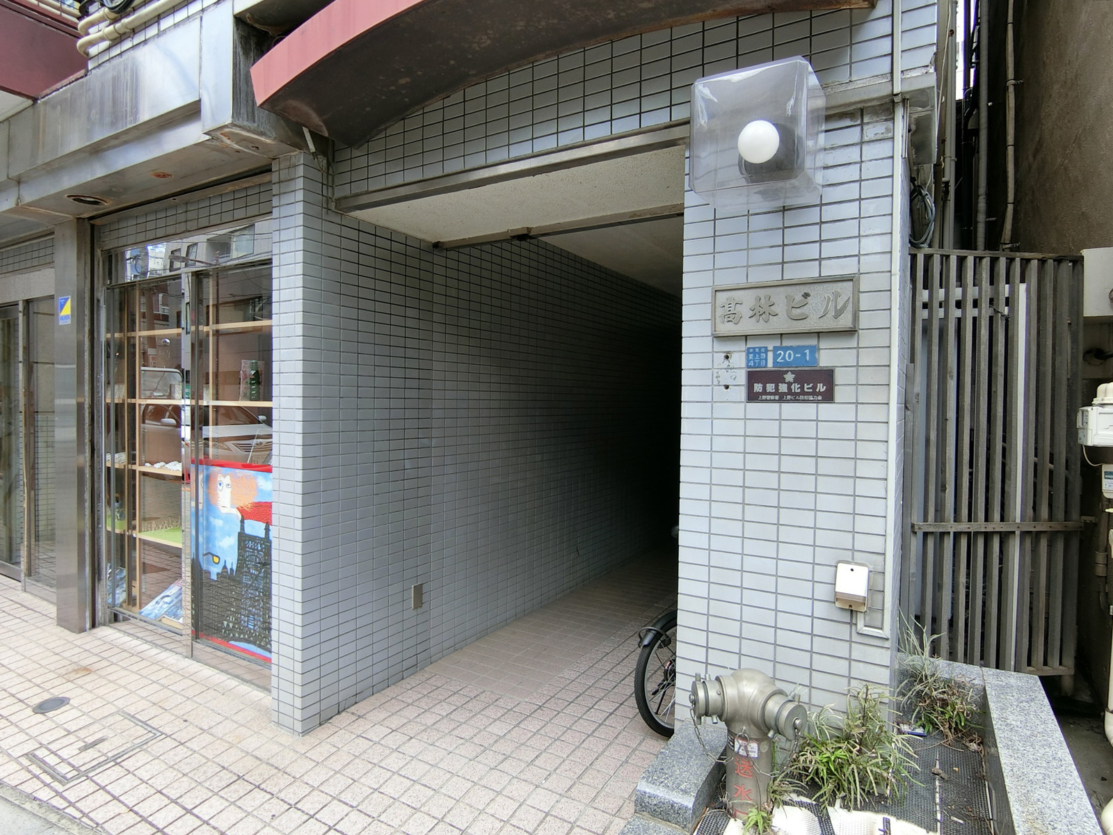 オフィスビル出入口