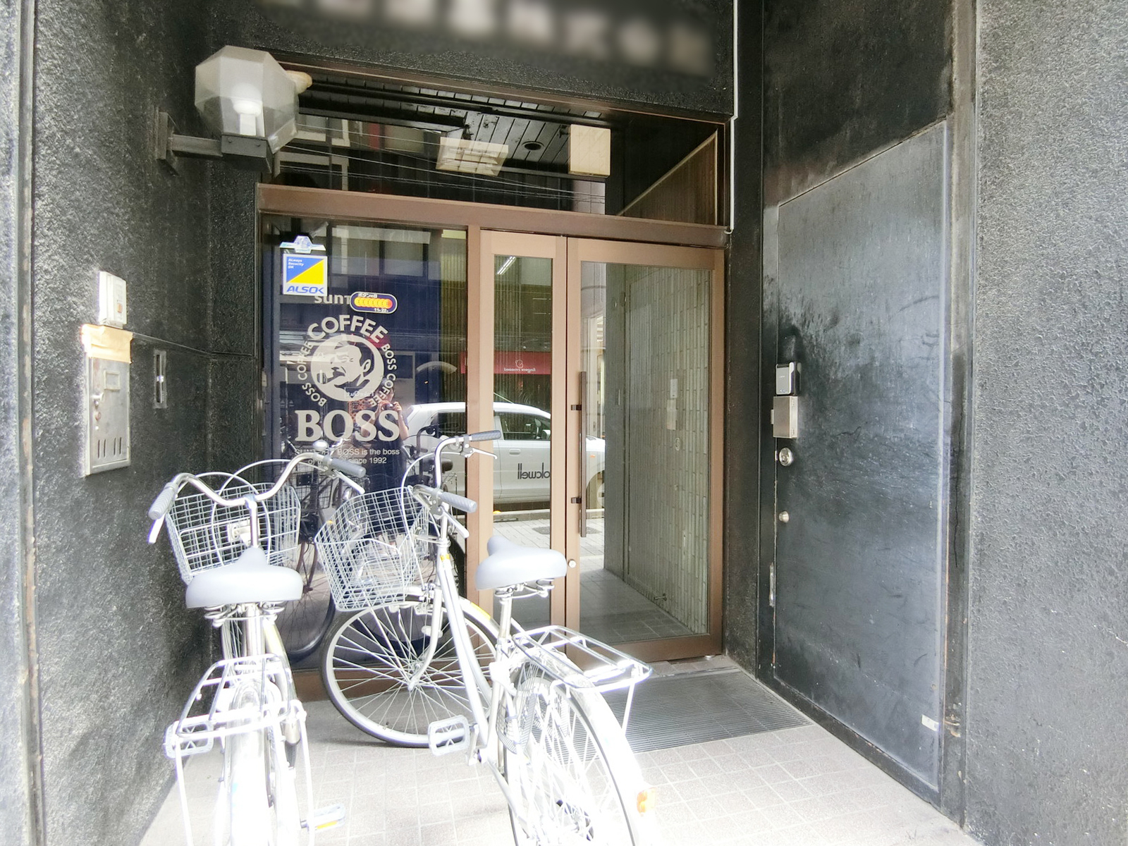 オフィスビル出入口