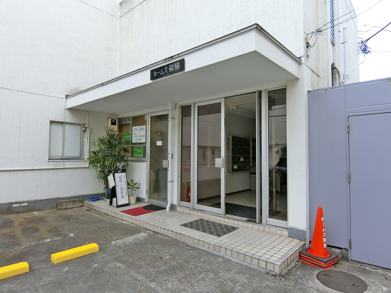 オフィスビル出入口