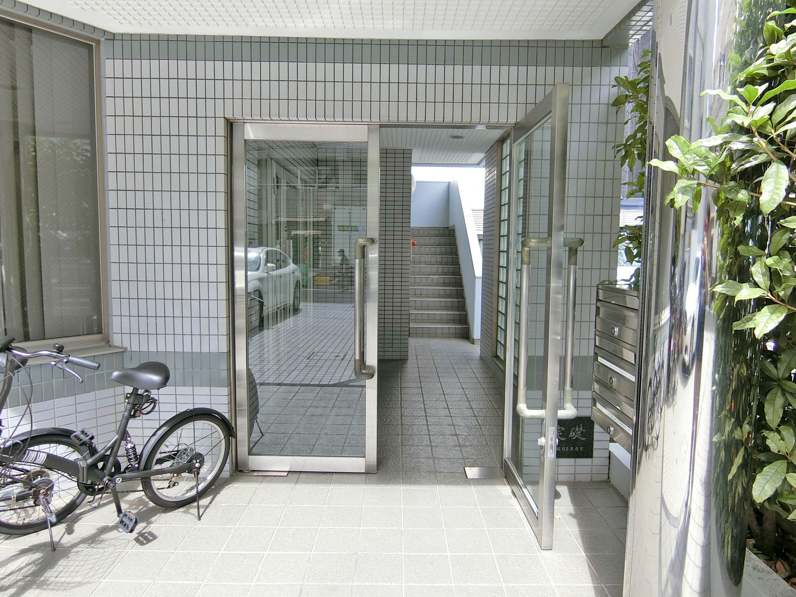 オフィスビル出入口