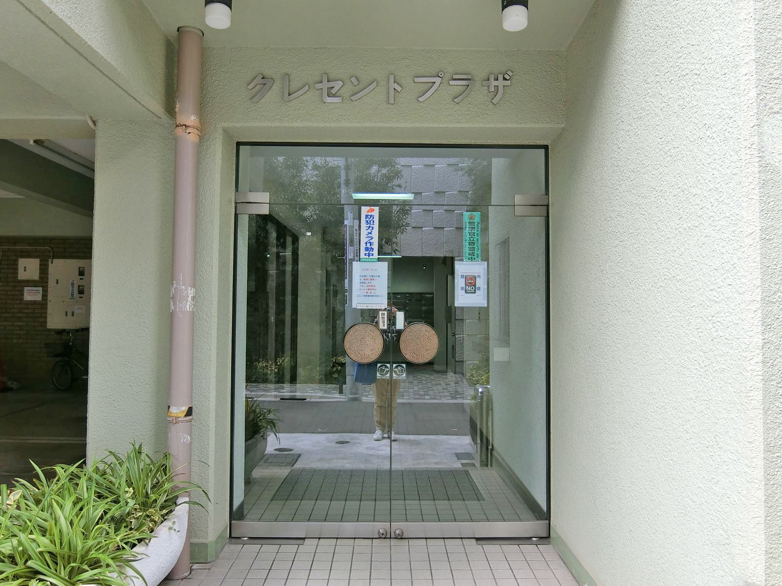 オフィスビル出入口
