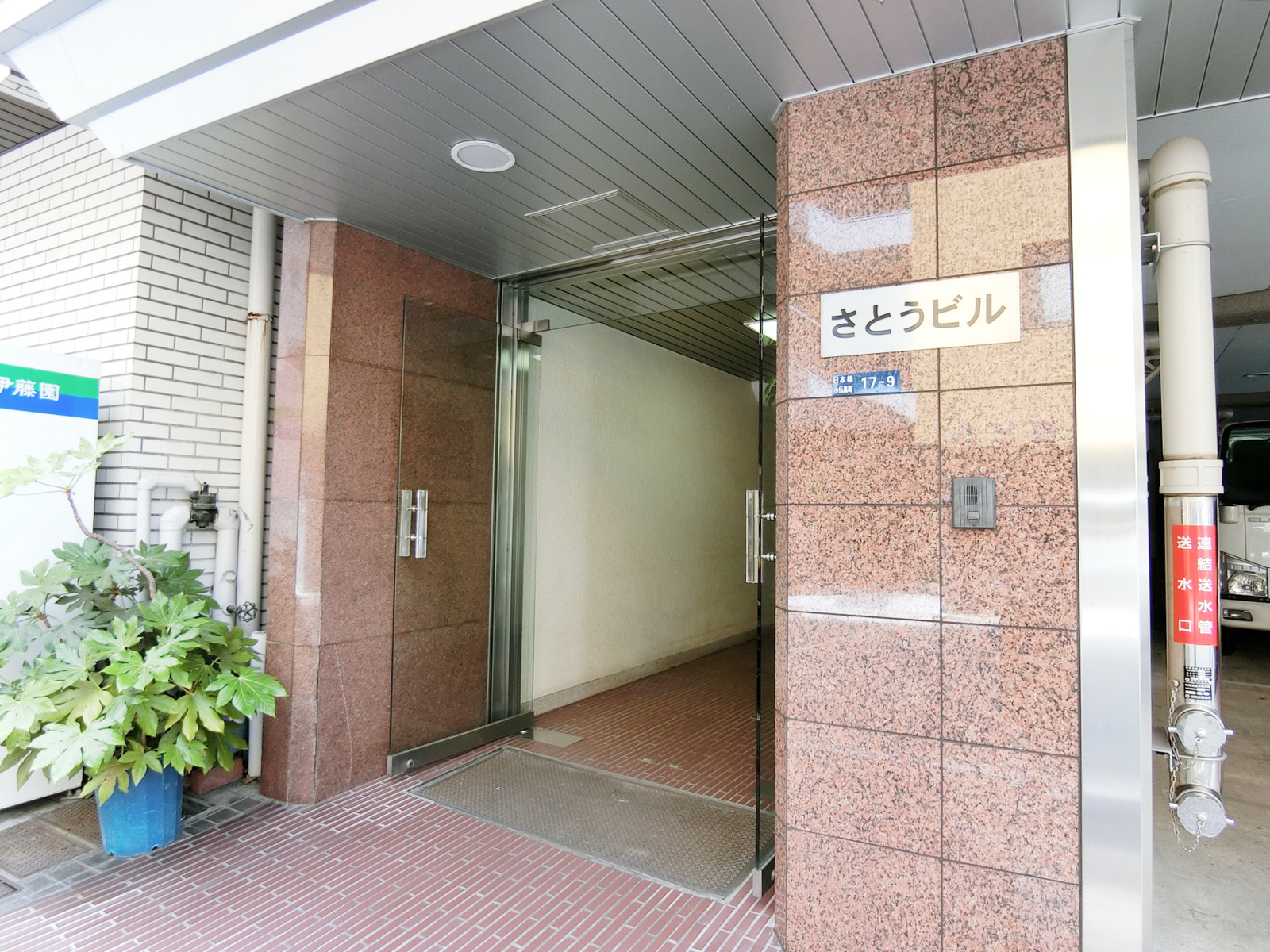 オフィスビル出入口