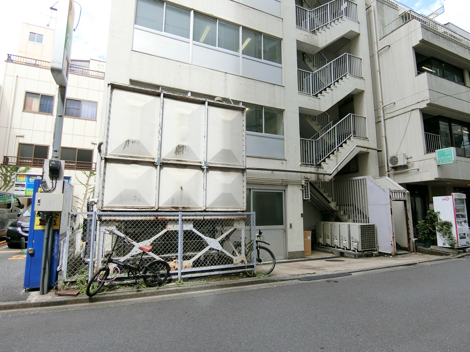 ビル裏の様子