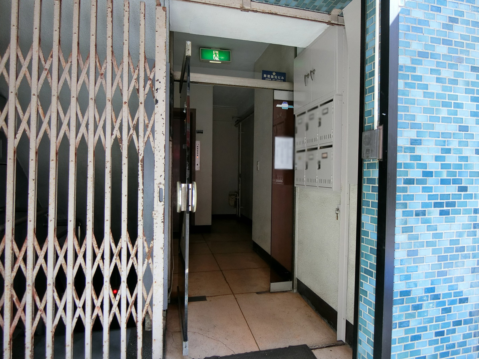 オフィスビル出入口