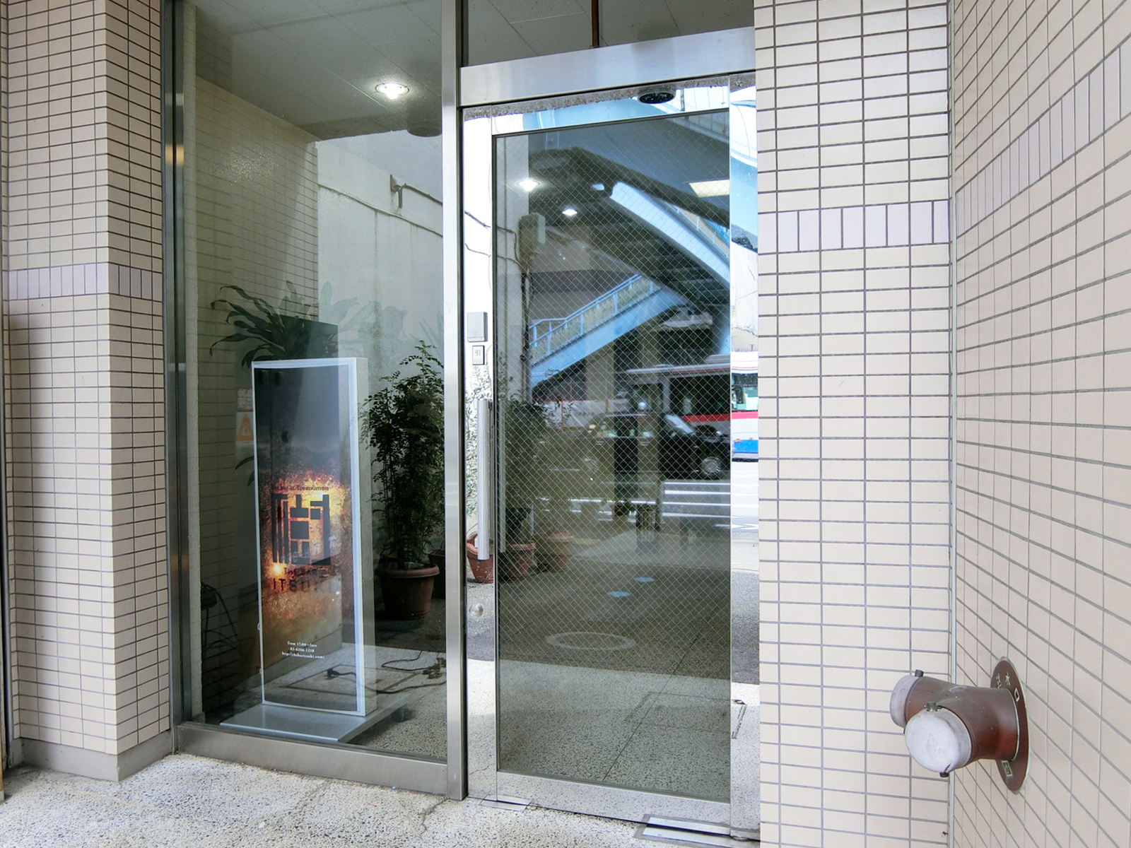オフィスビル出入口