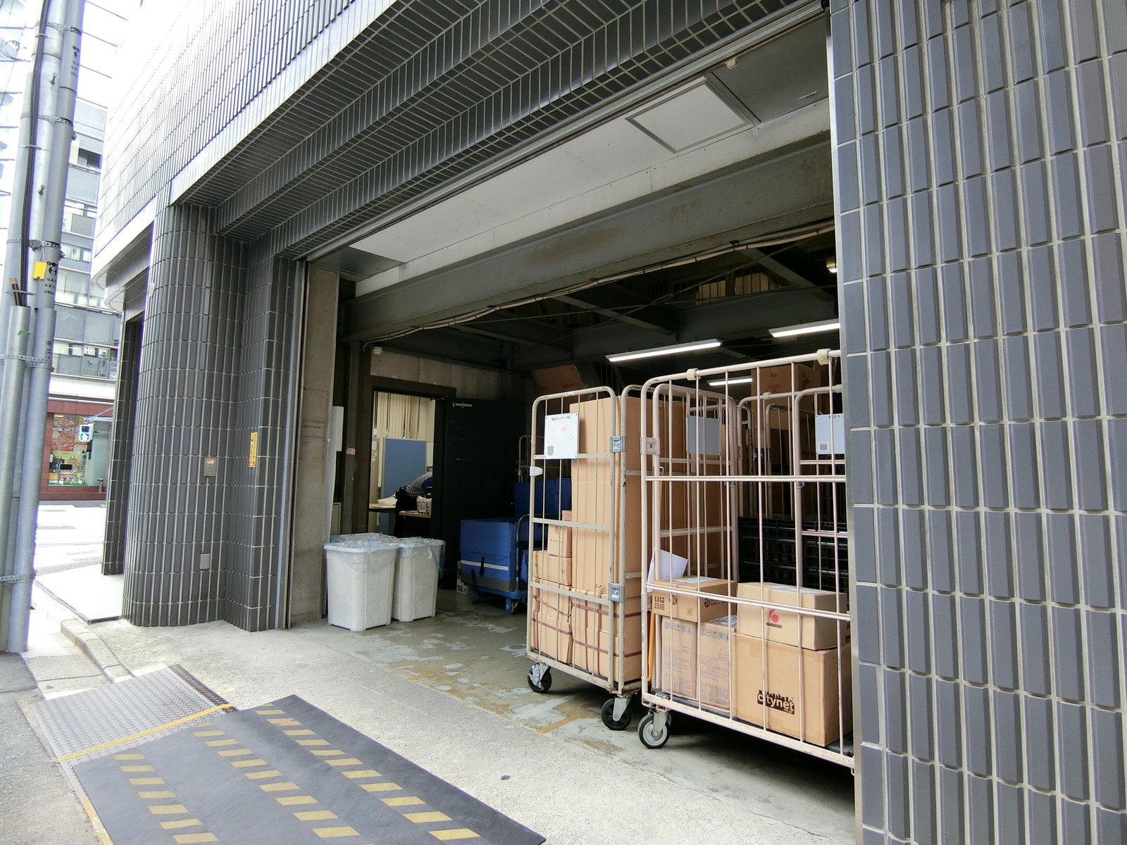 1階は佐川急便の集荷所
