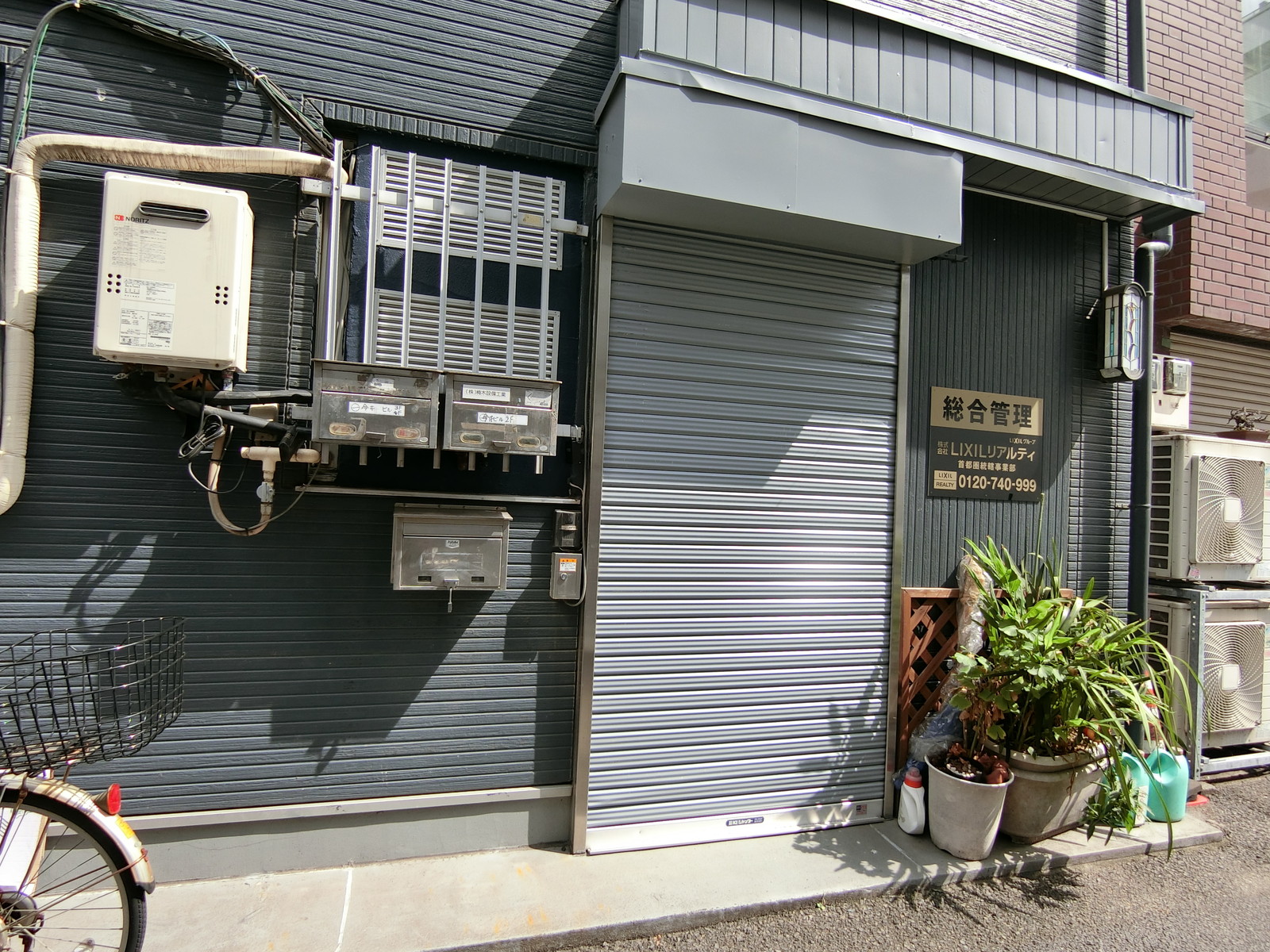 オフィスビル出入口