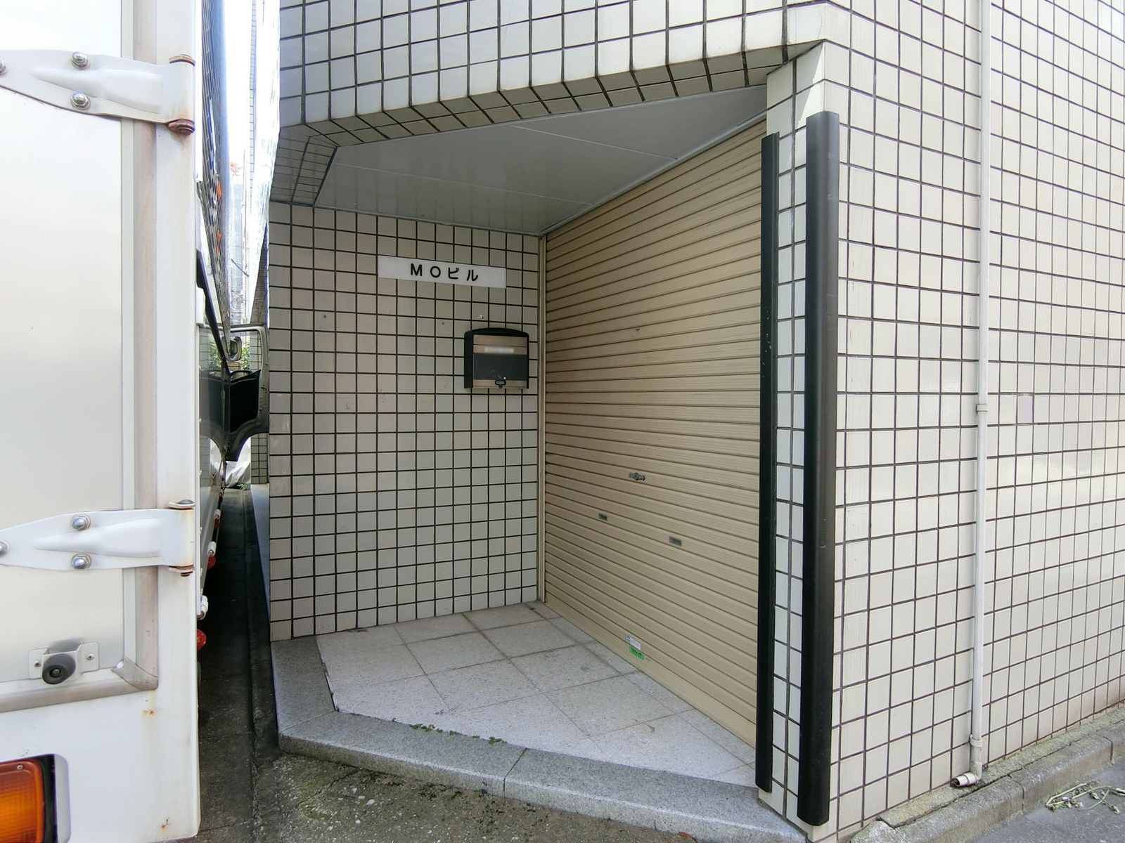 オフィスビル出入口