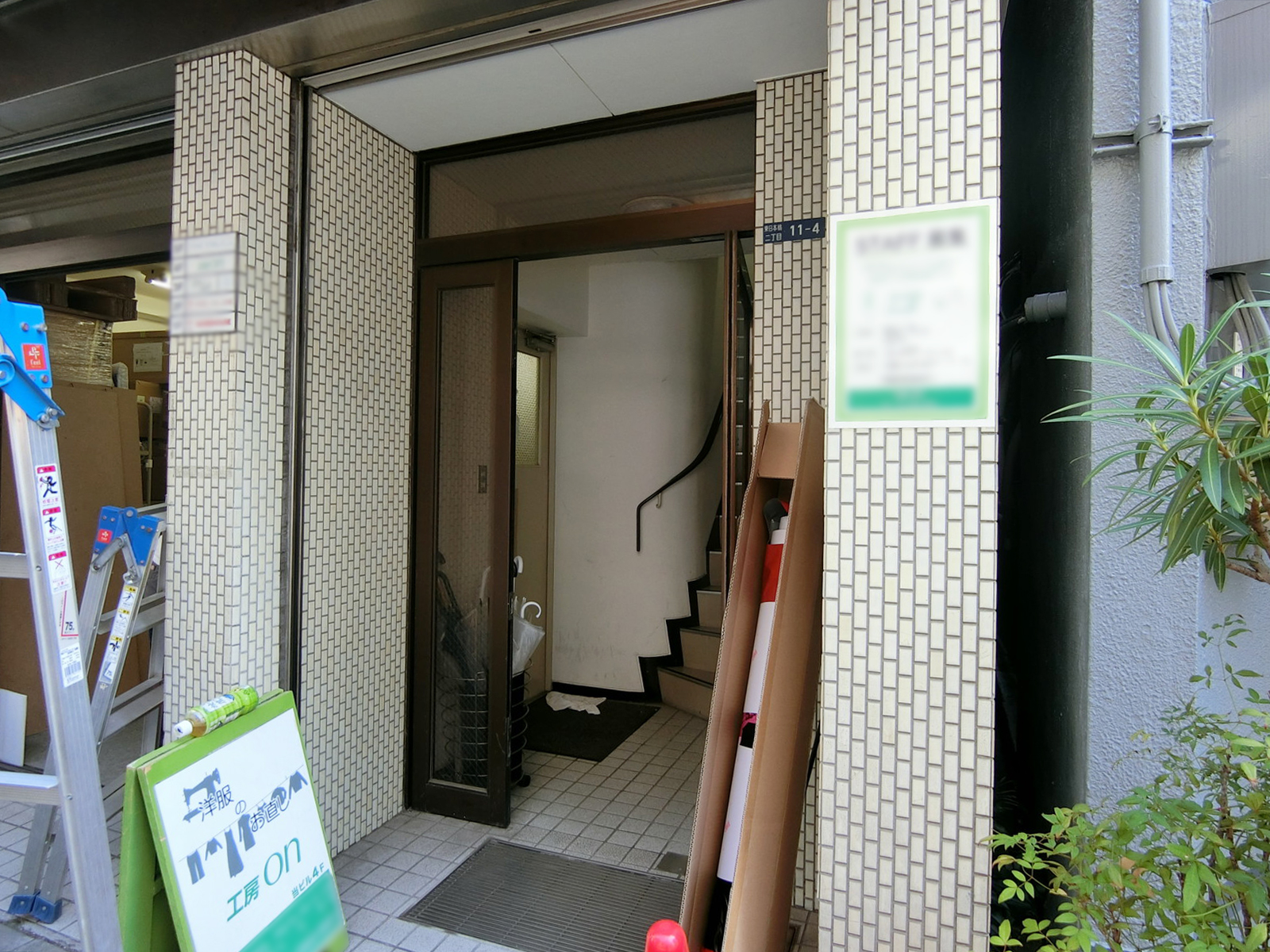 オフィスビル出入口