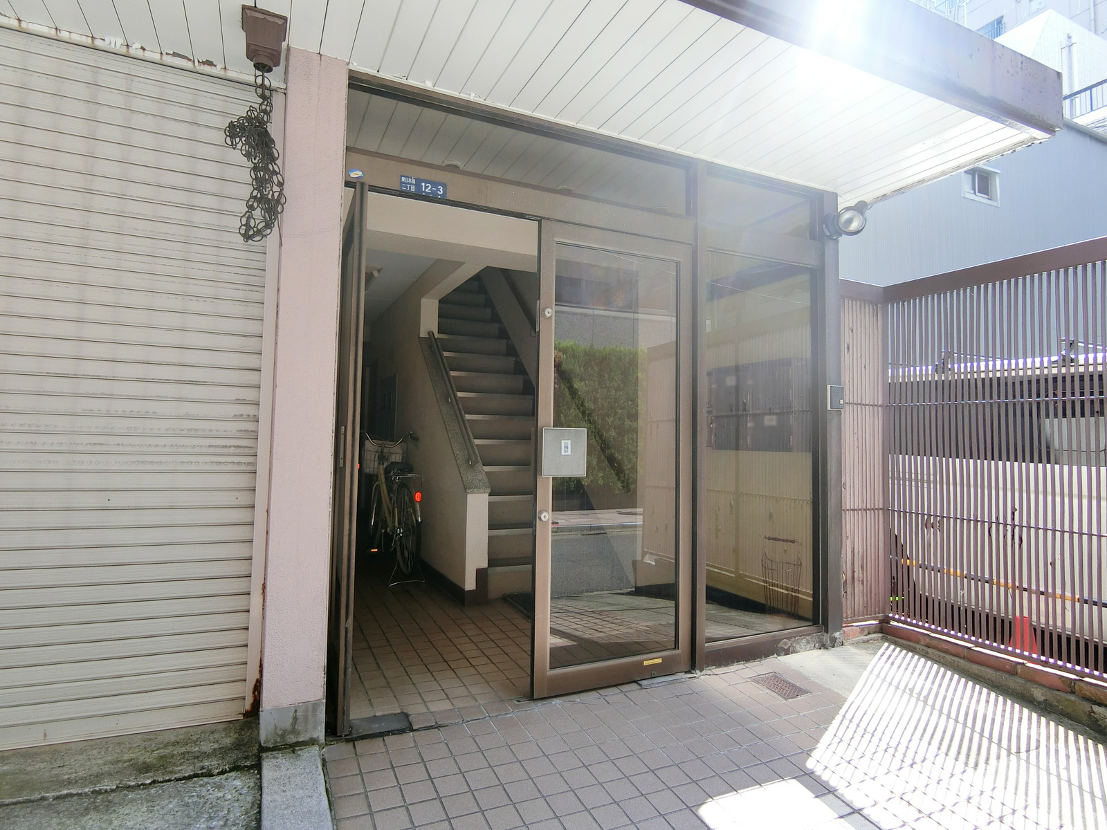 オフィスビル出入口