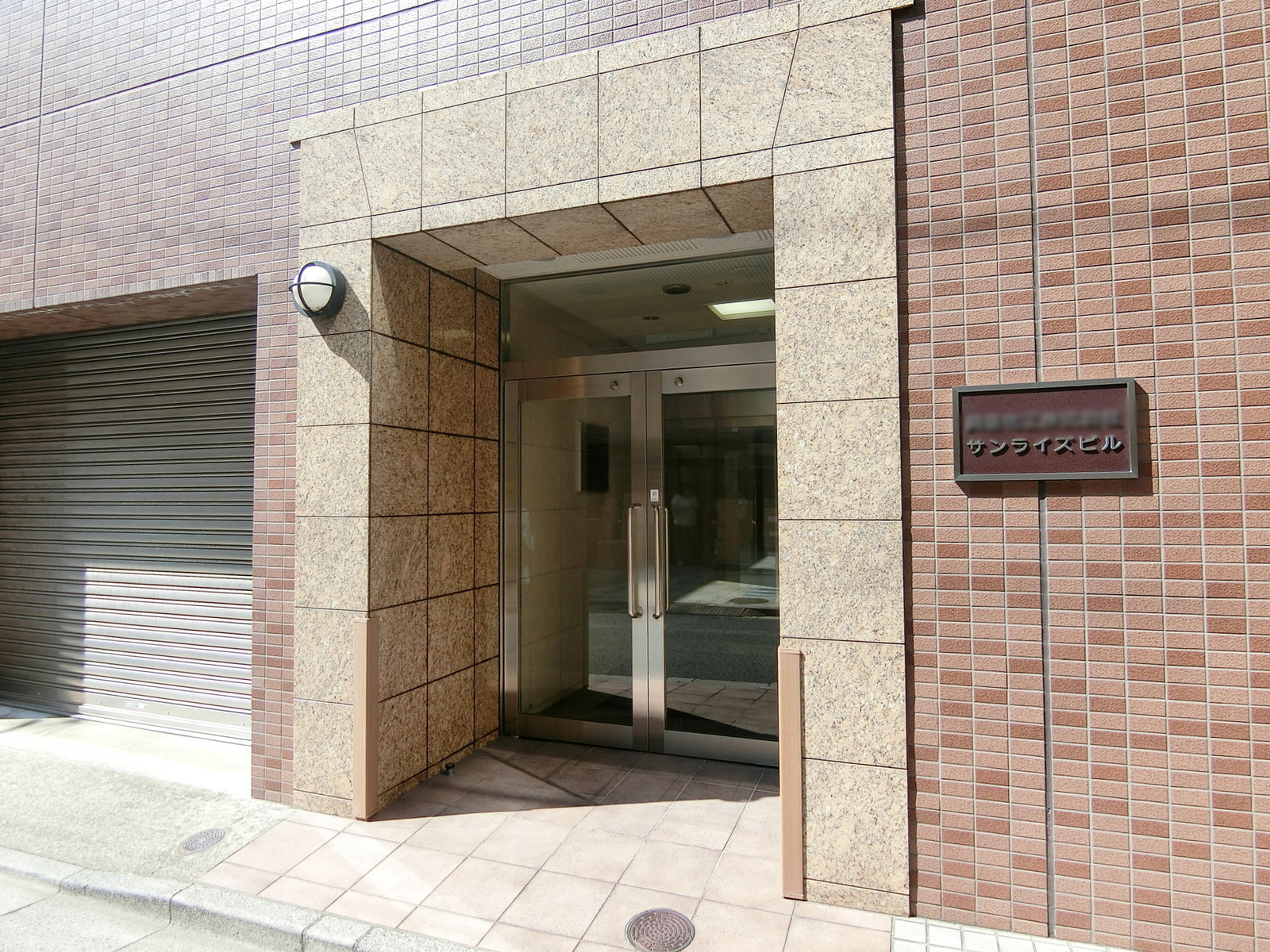 オフィスビル出入口
