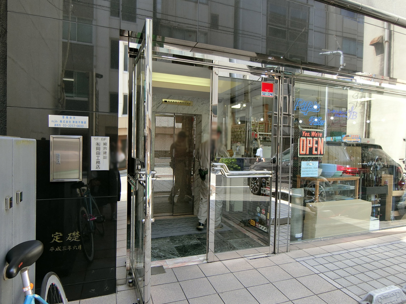 オフィスビル出入口