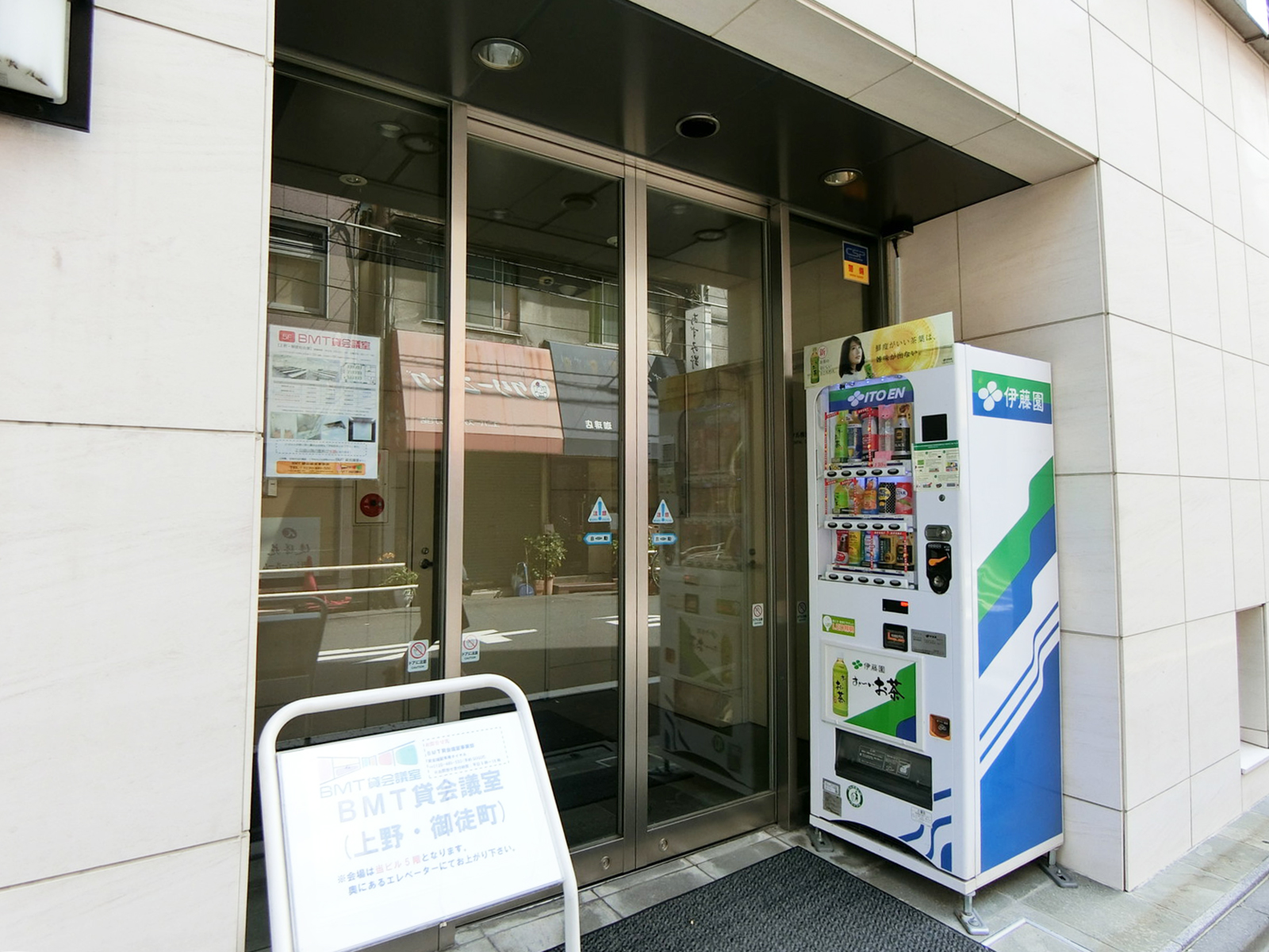オフィスビル出入口