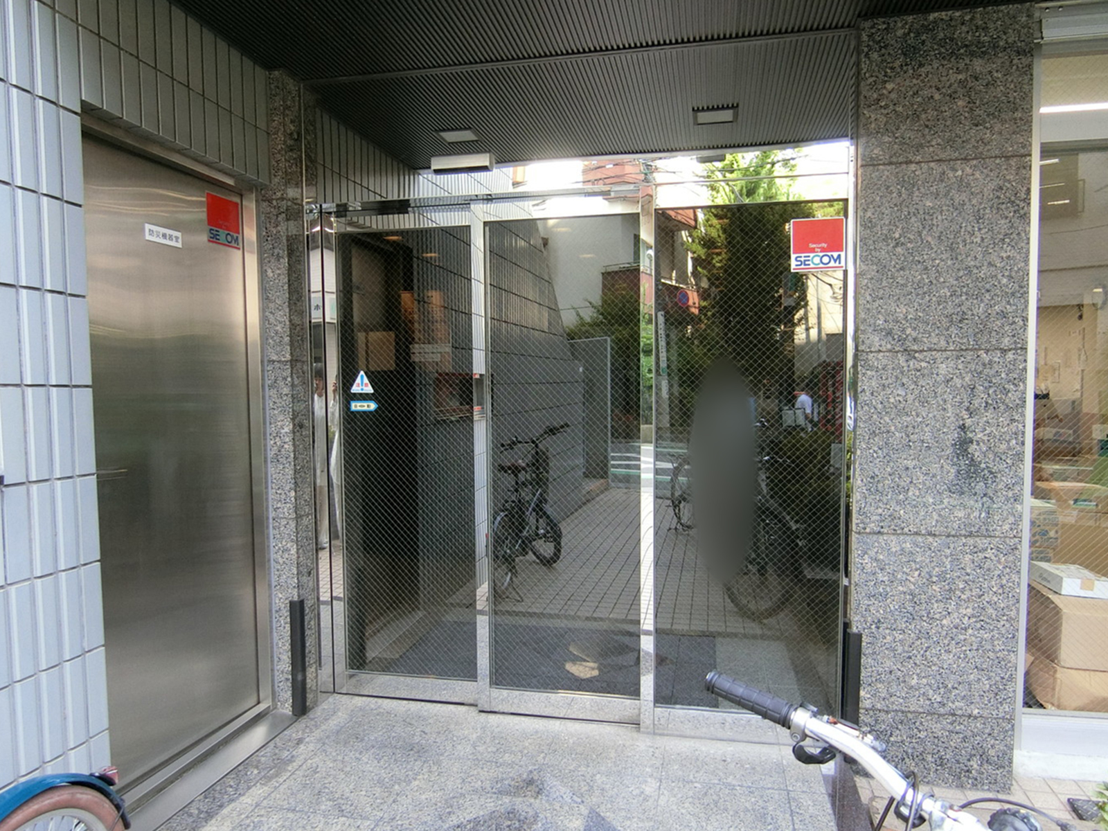 オフィスビル出入口