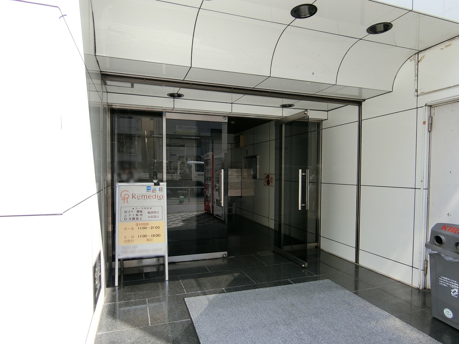 オフィスビル出入口