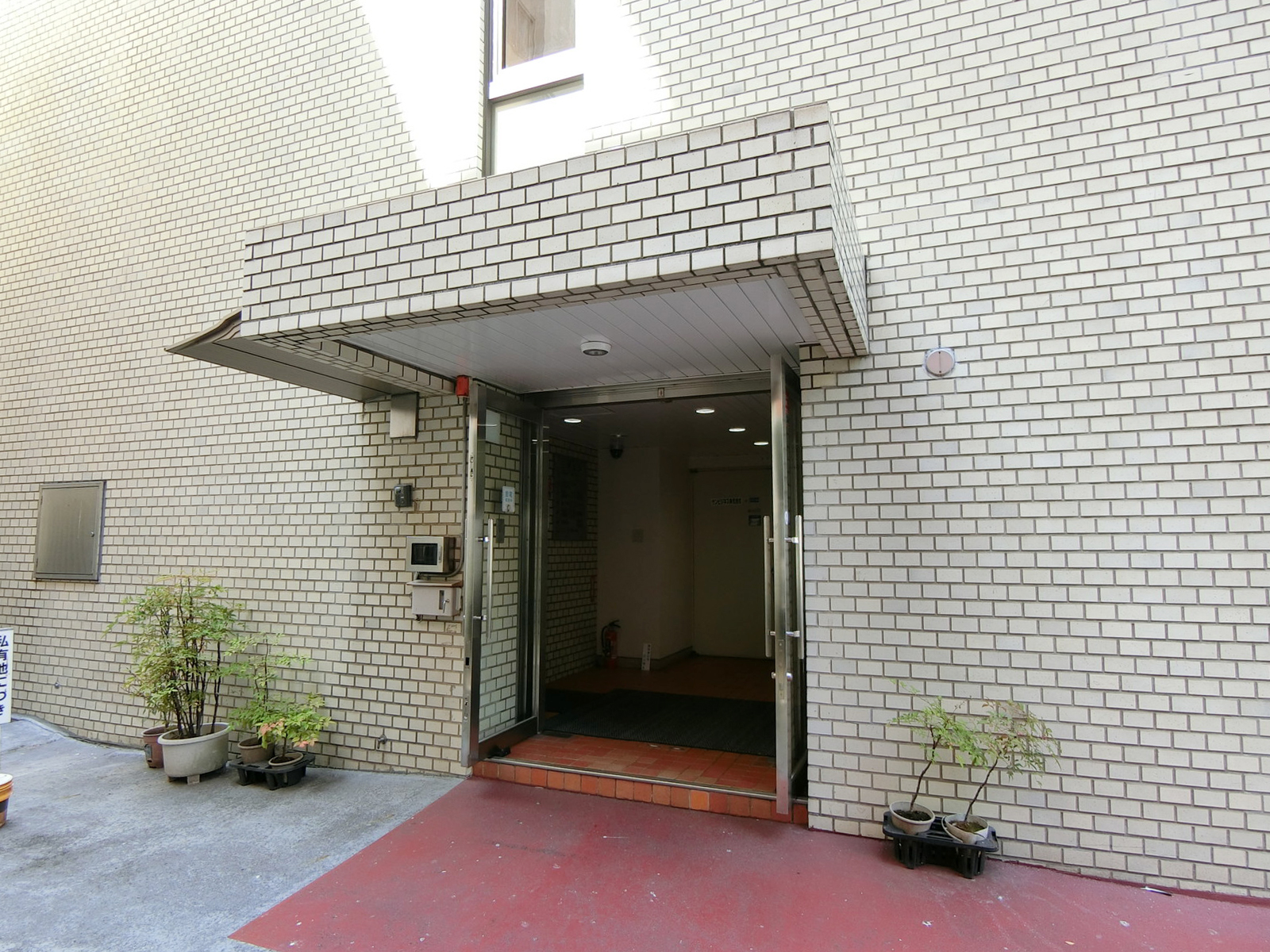 オフィスビル出入口