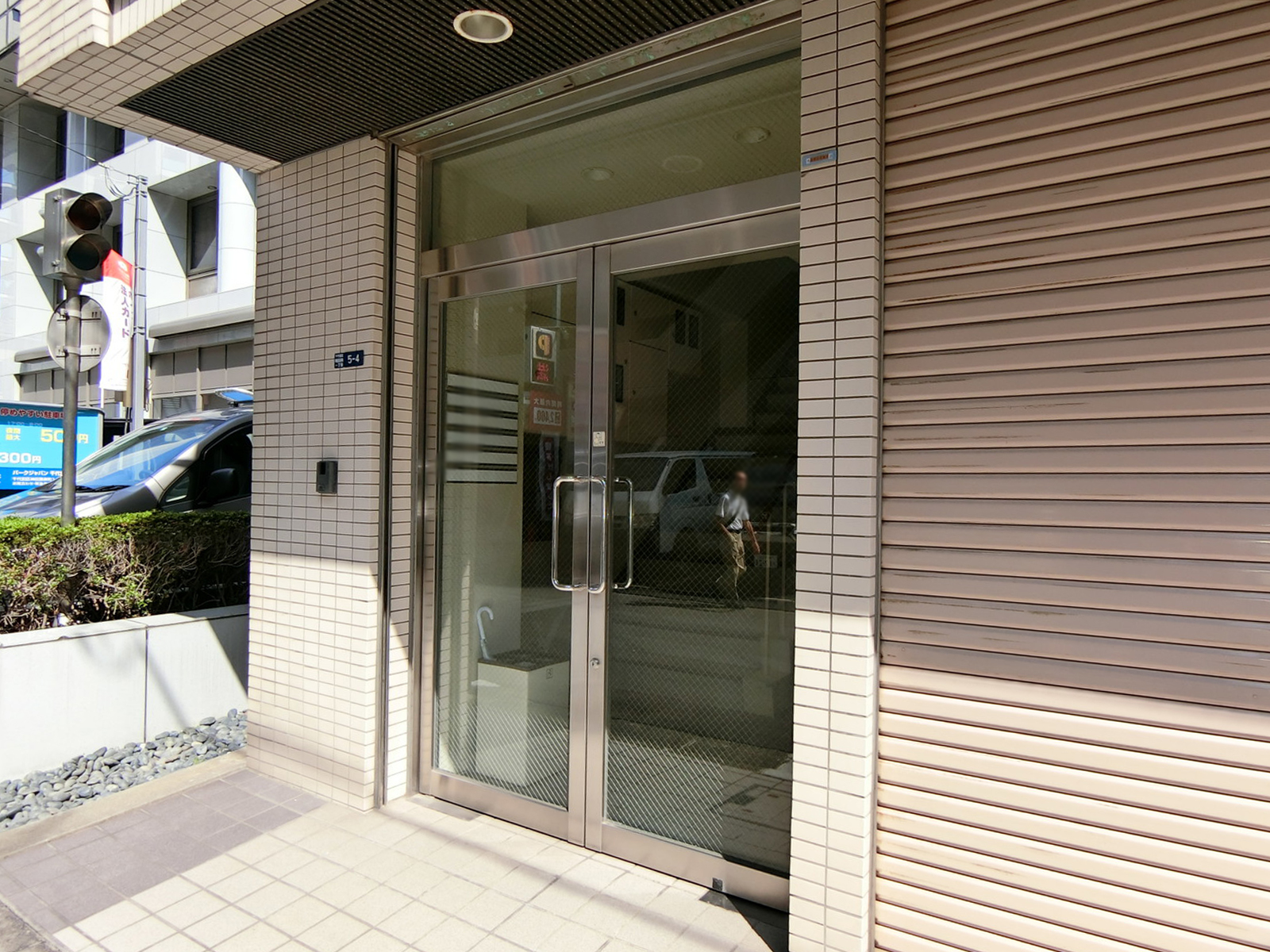 オフィスビル出入口