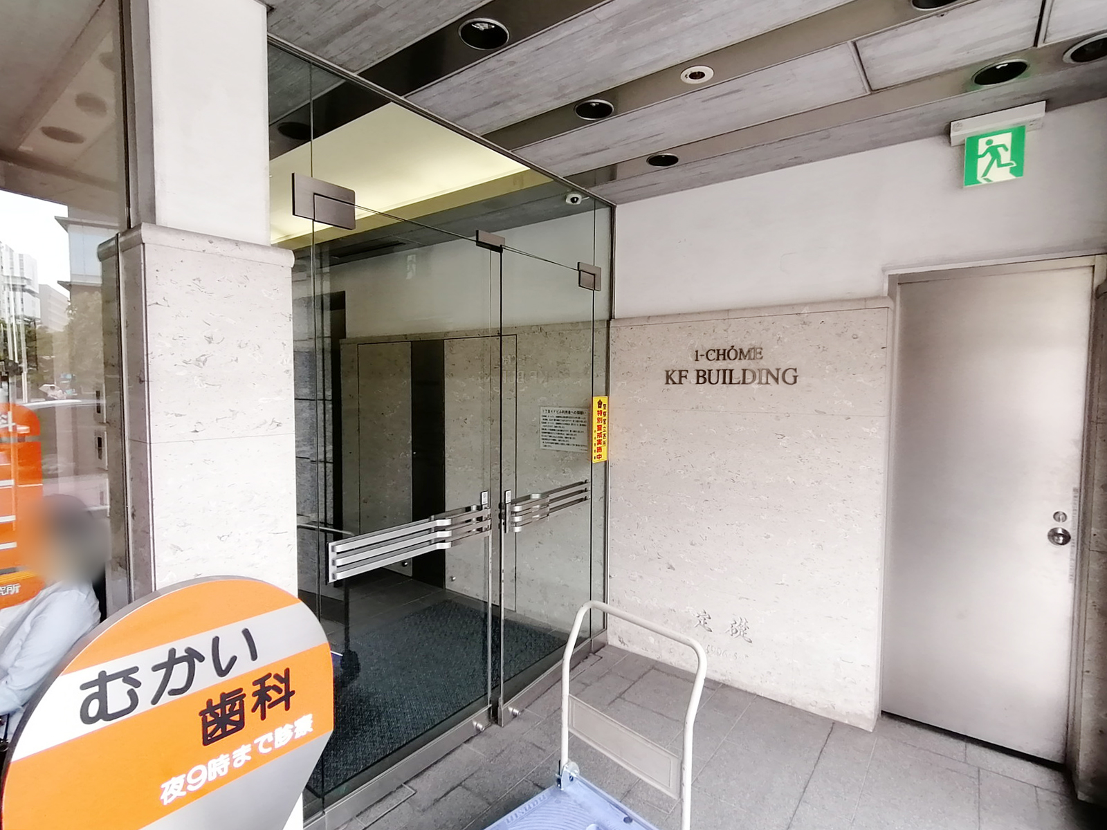 オフィスビル出入口