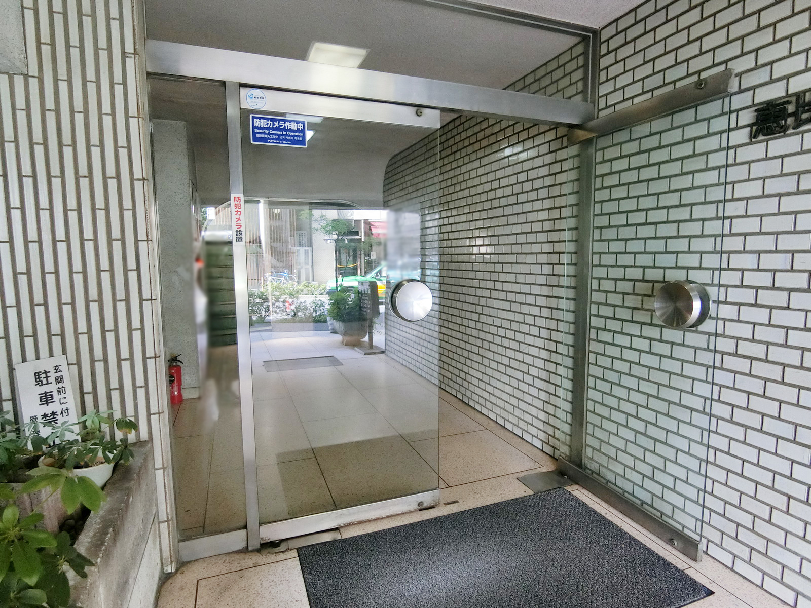 オフィスビル出入口