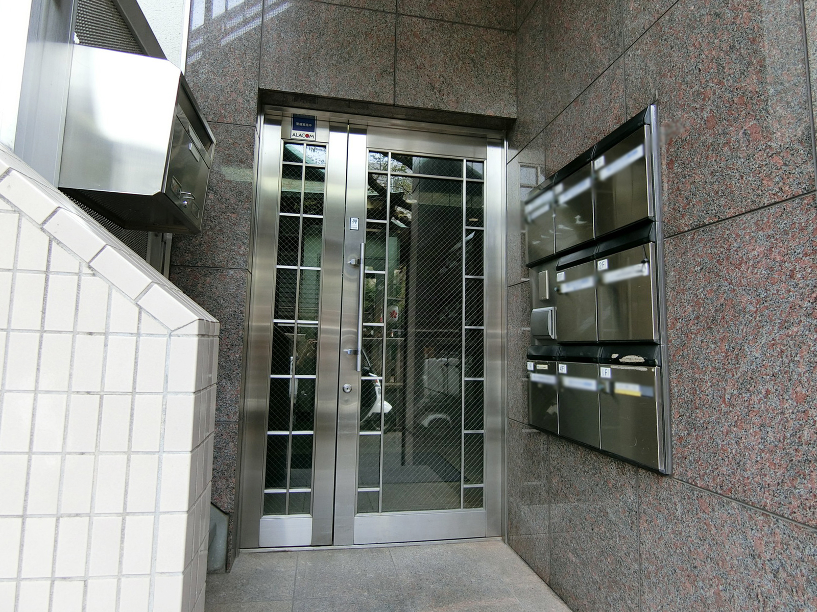 オフィスビル出入り口